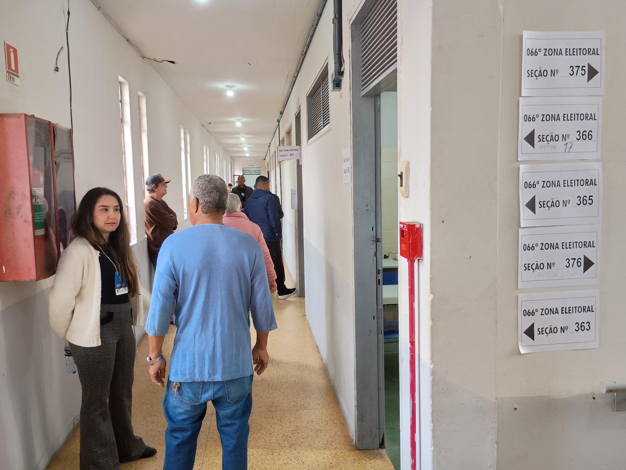Na Escola Estadual Bento Gon&ccedil;alves, no bairro Mathias Velho, o maior col&eacute;gio eleitoral de Canoas, o pleito aconteceu sem transtornos