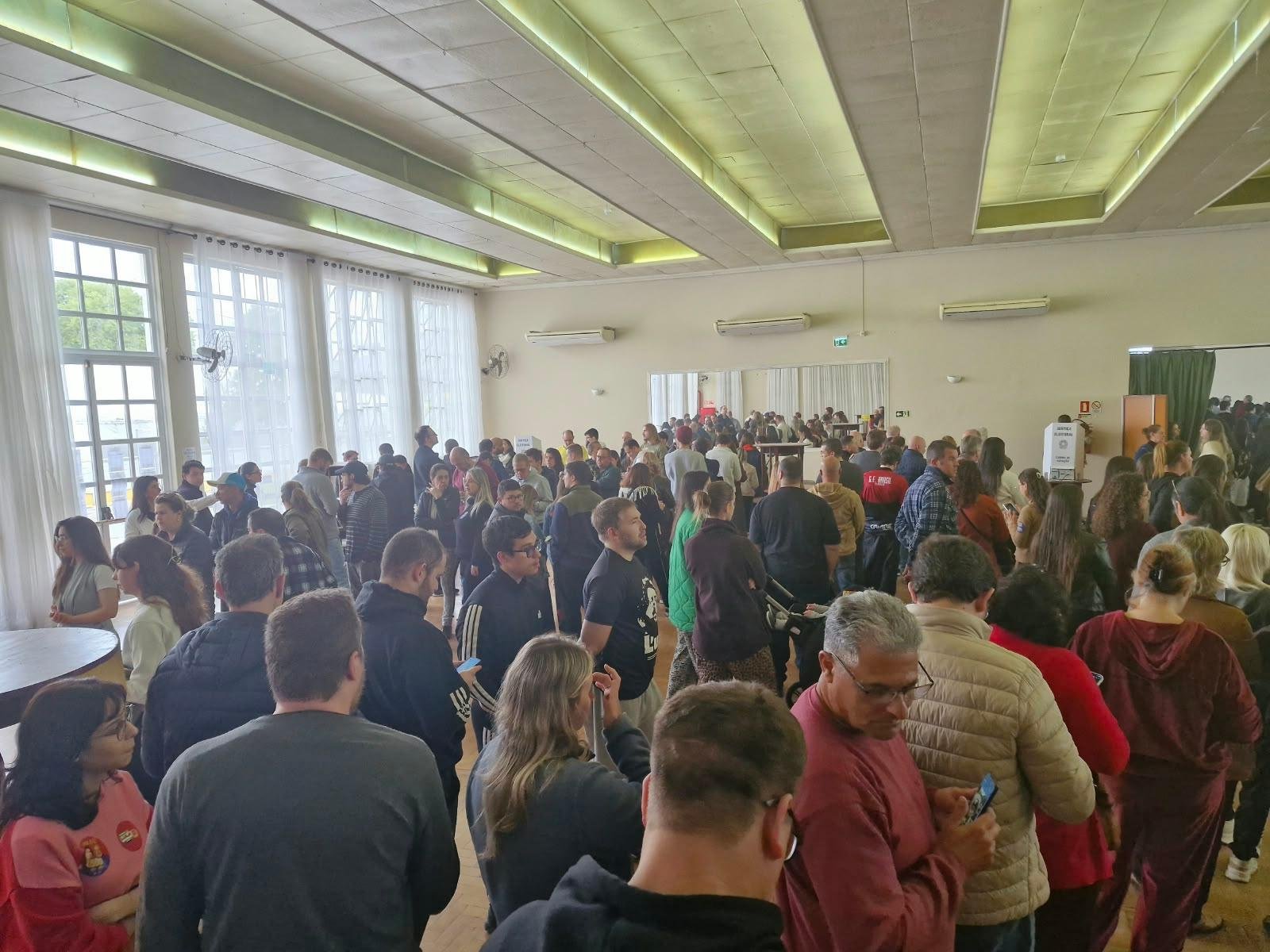 No Clube Brilhante, os eleitores chegaram a esperar em torno de uma hora para votar