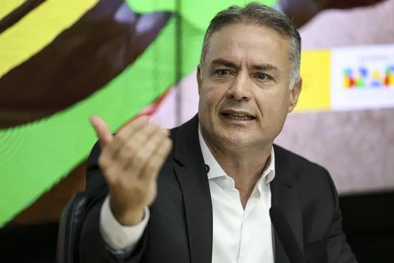 Renan Filho aparece em uma faixa que permitiria a vit&oacute;ria no primeiro turno