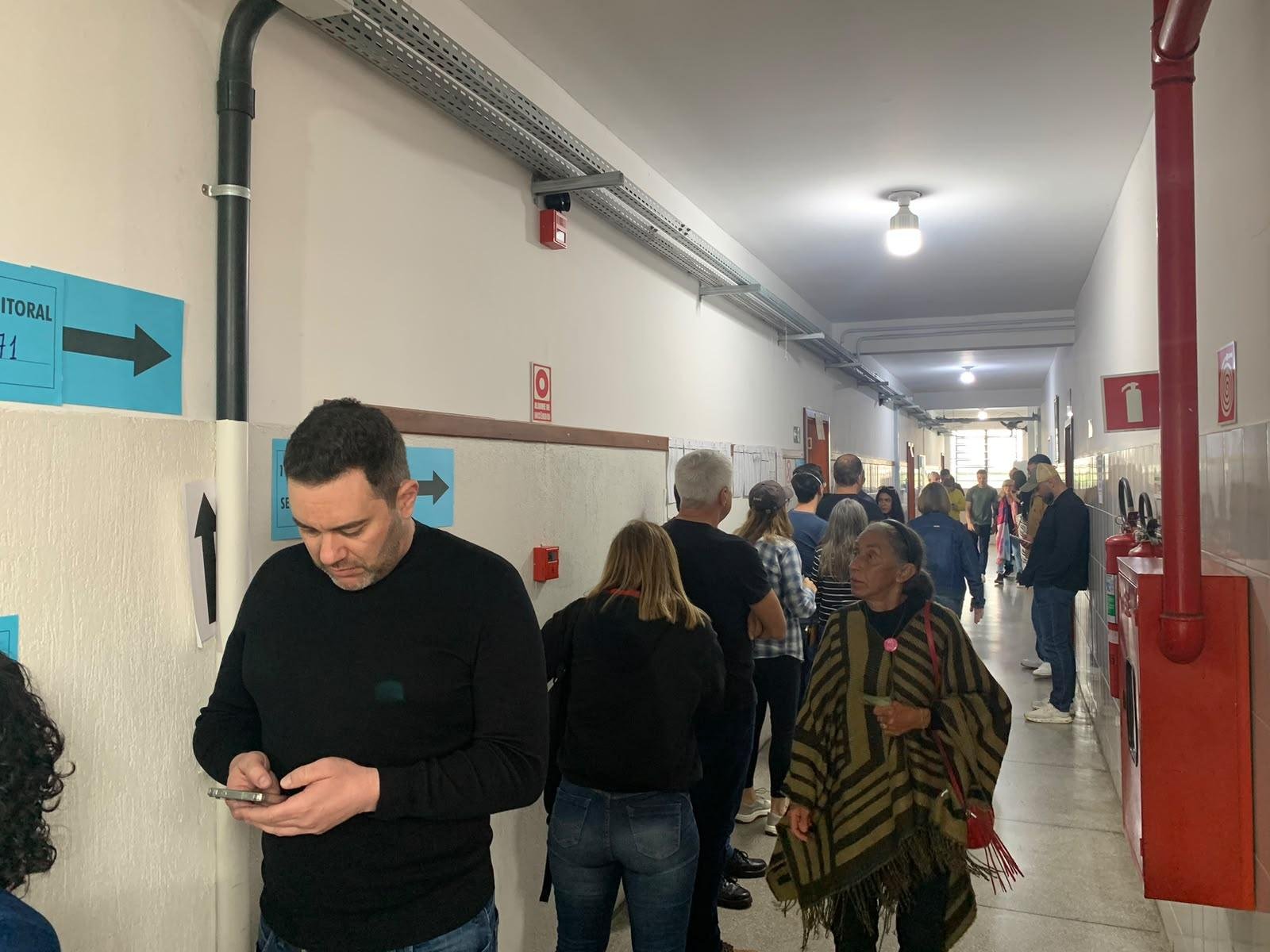 Porto Alegre tem longas filas de vota&ccedil;&atilde;o