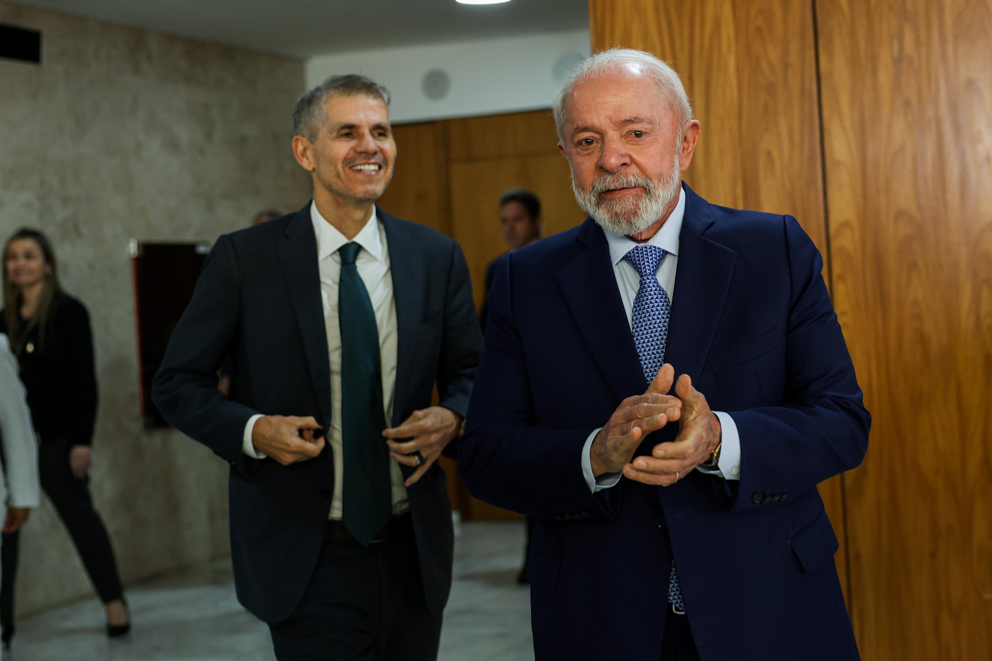 Ministro Sid&ocirc;nio Palmeira ao lado do presidente Lula