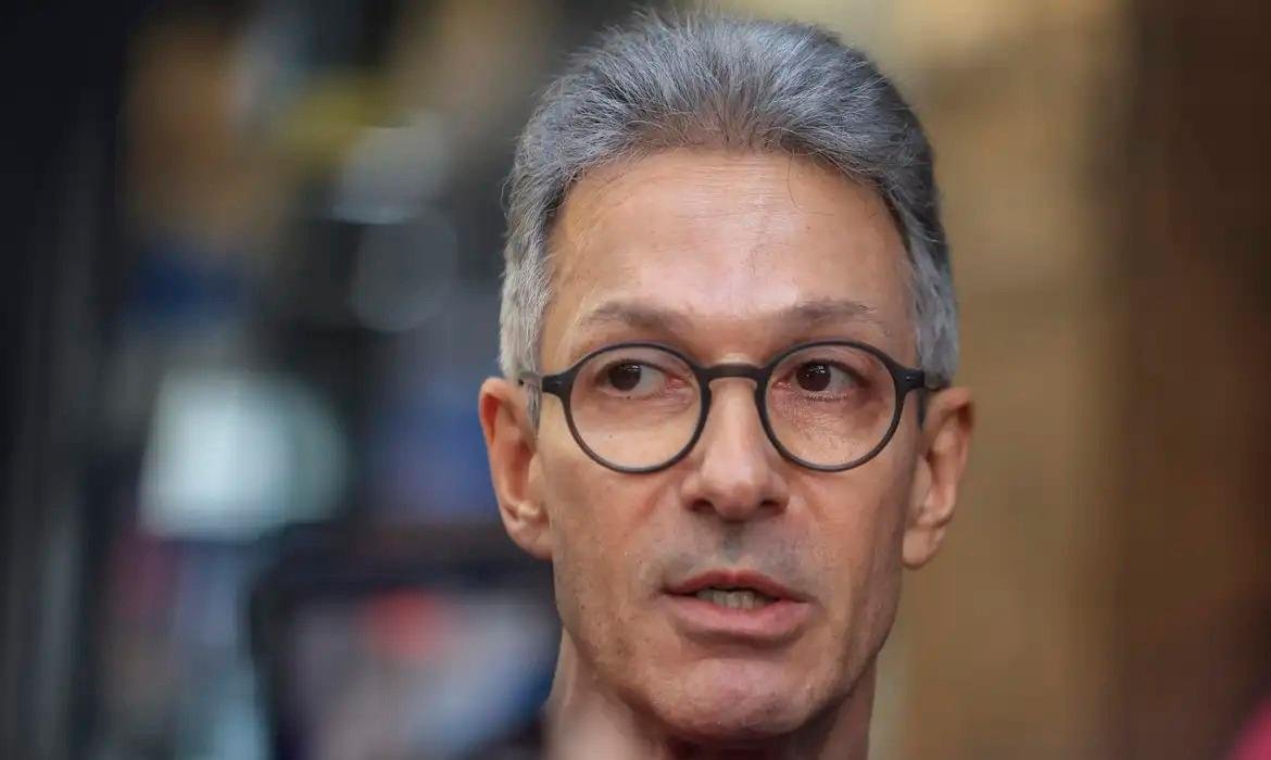 Zema tamb&eacute;m questiona o fato de a Justi&ccedil;a Eleitoral disponibilizar ferramentas virtuais para auxiliar o eleitor