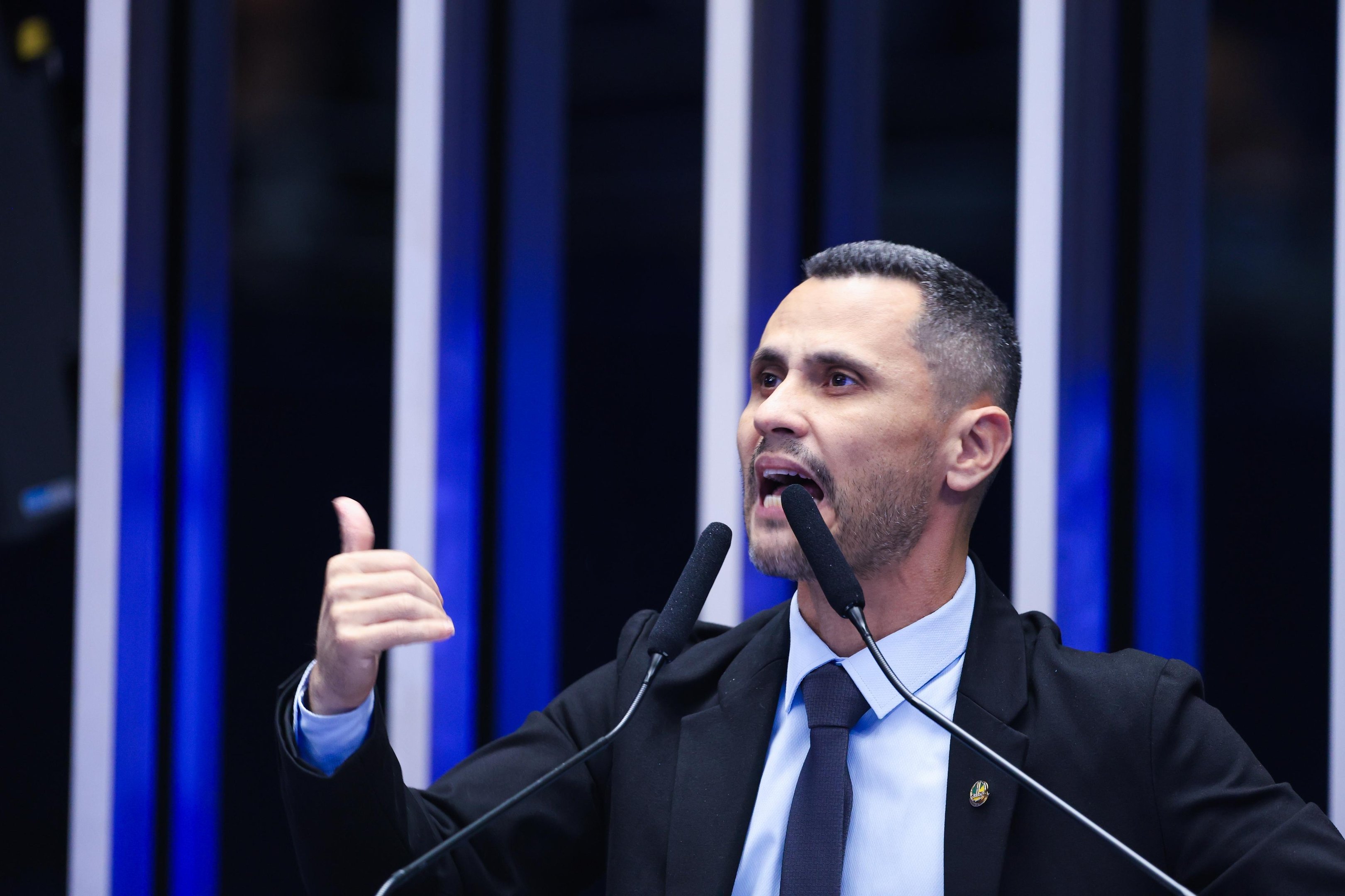 Senador confirma&nbsp;favoritismo e assume o comando do estado mineiro pelos pr&oacute;ximos quatro anos
