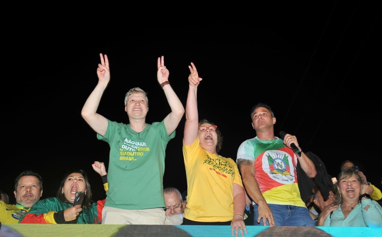 Senador eleito comemorou ao lado de Zucco, vencedor da corrida ao Piratin&iacute;