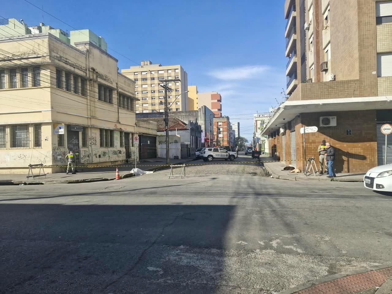 Corpo de uma das v&iacute;timas ficou ca&iacute;do na rua Tiradentes, em frente &agrave; ag&ecirc;ncia dos Correios