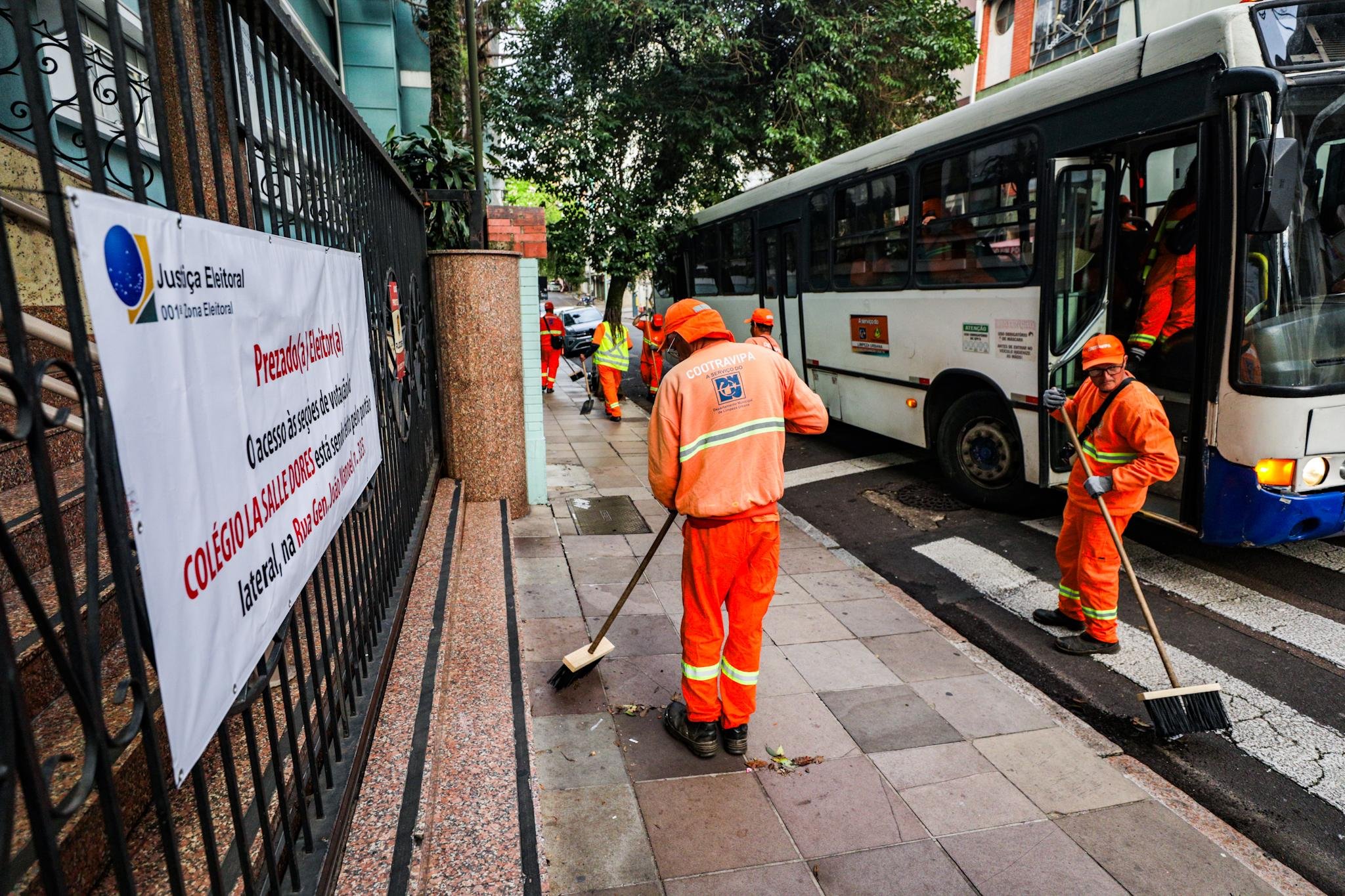 Opera&ccedil;&atilde;o especial contou com 366 trabalhadores, entre garis, motoristas e operadores de equipamentos