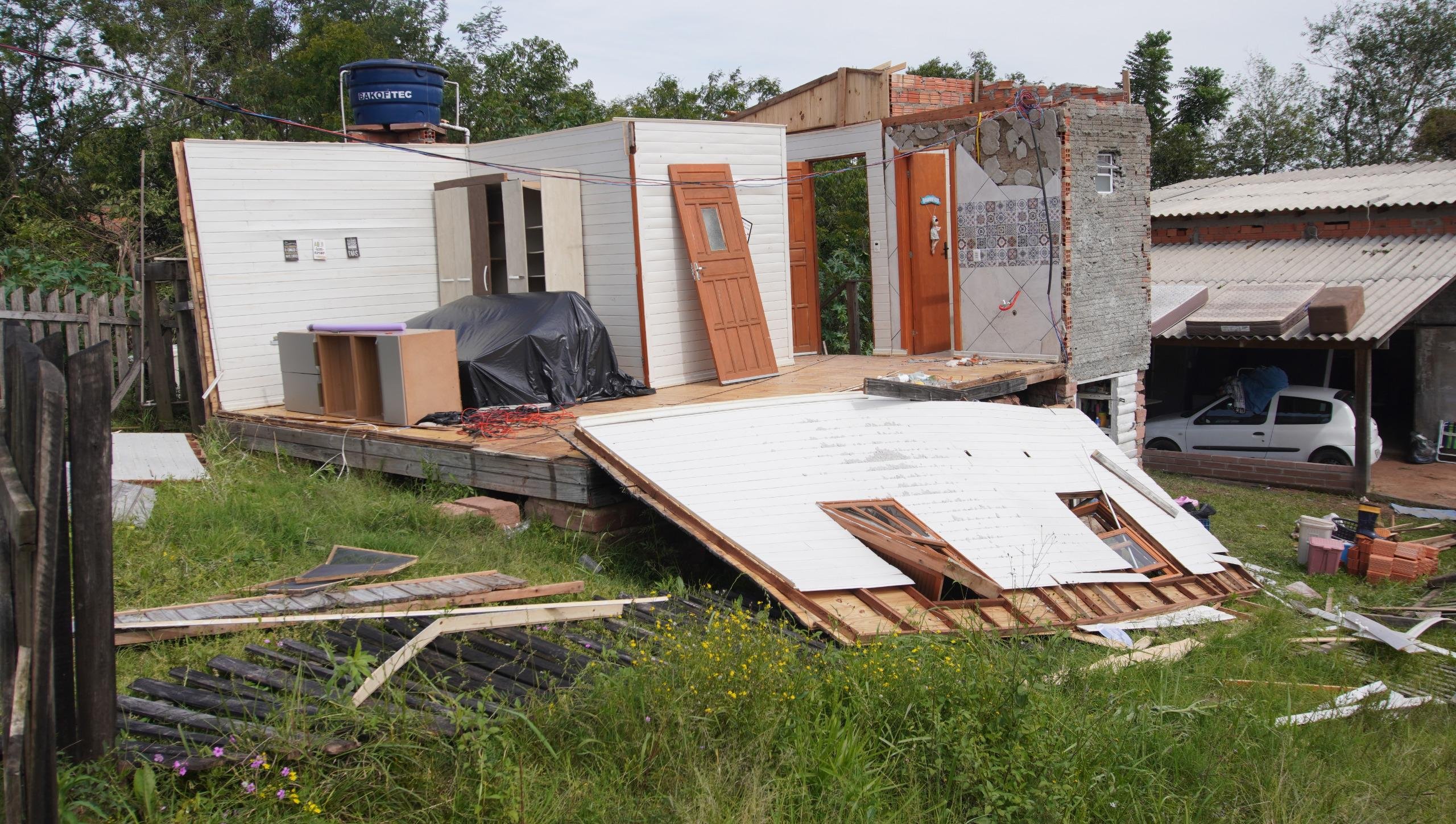 Equipes da Defesa Civil j&aacute; realizaram a distribui&ccedil;&atilde;o de mais de 7 mil telhas e 3 mil metros de lonas
