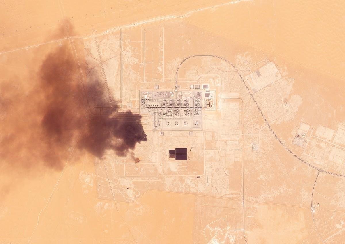 Imagem de sat&eacute;lite mostra uma coluna de fuma&ccedil;a preta perto da esta&ccedil;&atilde;o de bombeamento de Khurais, do oleoduto Leste-Oeste na Ar&aacute;bia Saudita, a leste de Riad