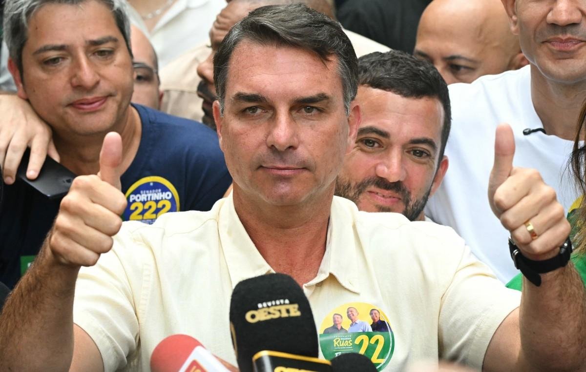Na noite de domingo, Milei parabenizou Fl&aacute;vio