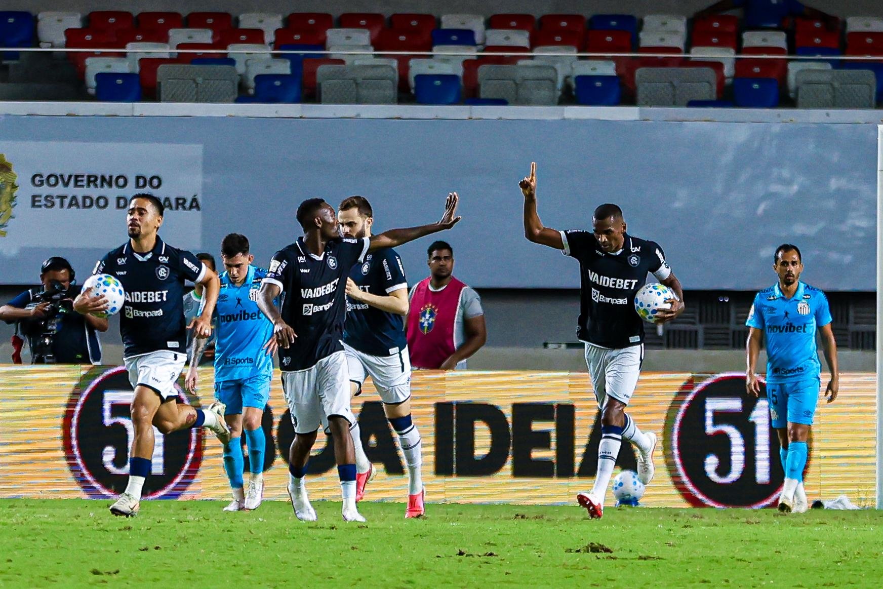 Yago Pikachu do Remo comemora seu gol durante partida contra o Santos no est&aacute;dio Mangueir&atilde;o
