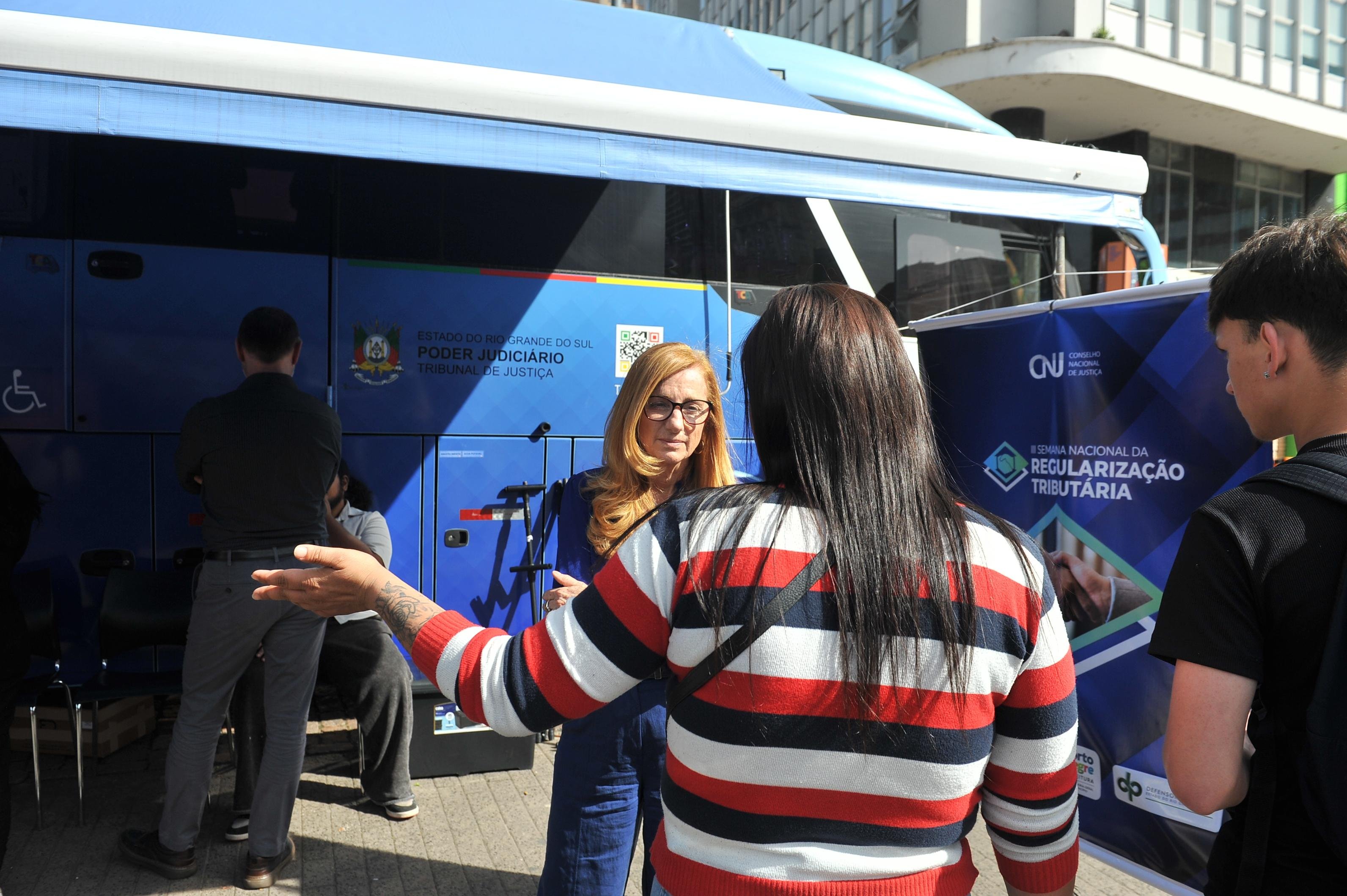 &Ocirc;nibus do projeto Justi&ccedil;a Itinerante do TJRS estacionou no largo Gl&ecirc;nio Peres, no Centro Hist&oacute;rico, nesta segunda-feira