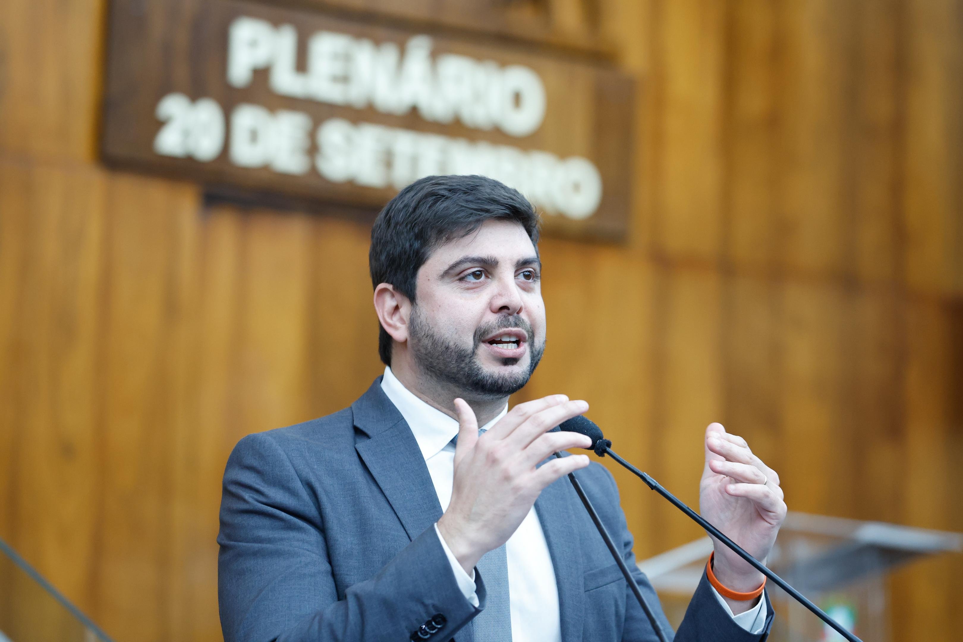 Felipe Camozzato (Novo) &eacute; eleito deputado federal e estreia no Congresso