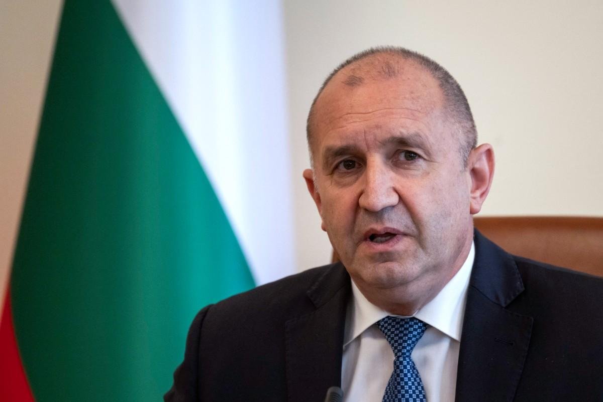 Primeiro-ministro da Bulg&aacute;ria, Rumen Radev, durante uma reuni&atilde;o de emerg&ecirc;ncia sobre o incidente em que dois navios foram atingidos por drones em S&oacute;fia