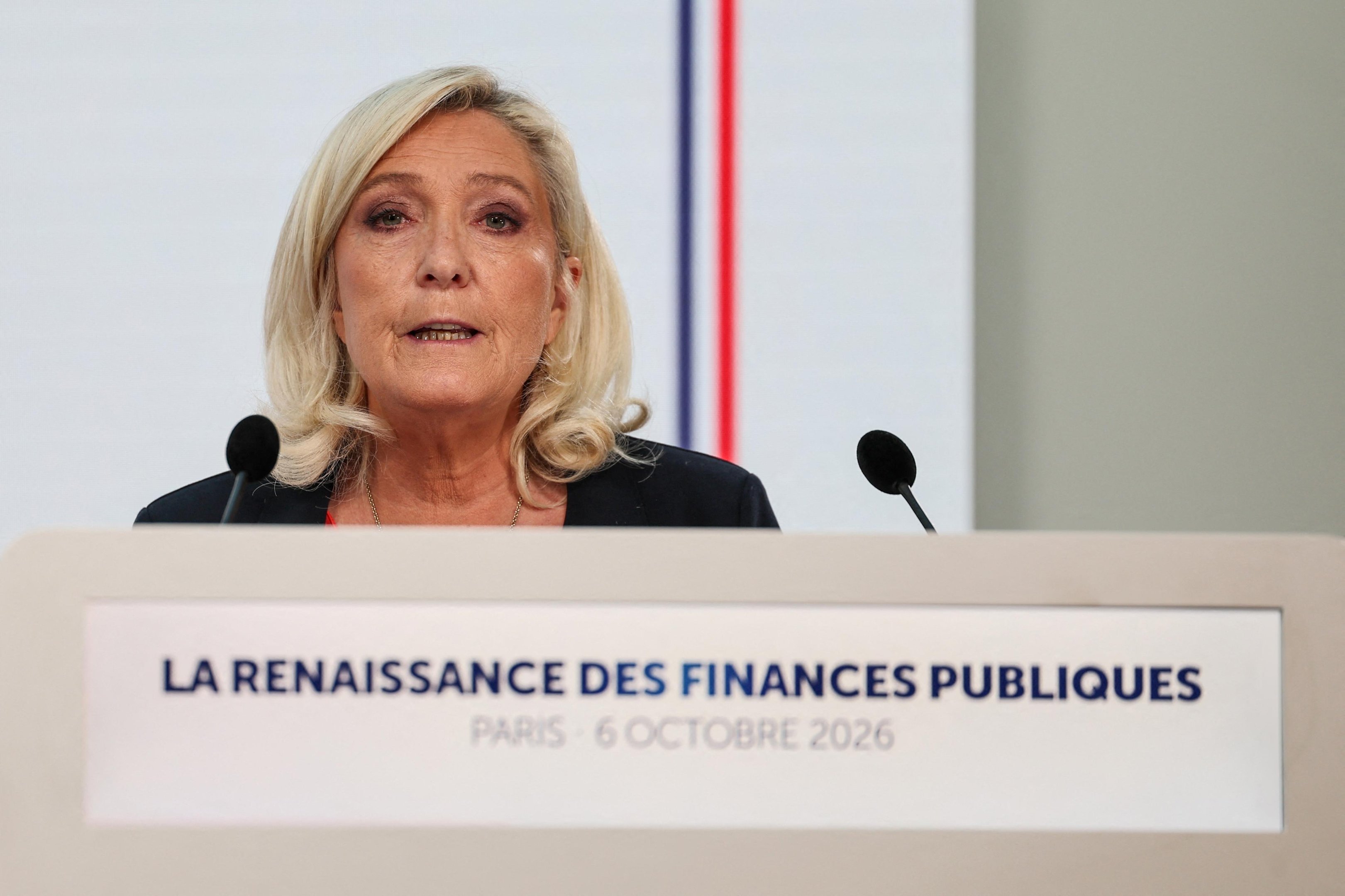 Ultradireitista Le Pen promete cortes dr&aacute;sticos para evitar inadimpl&ecirc;ncia da Fran&ccedil;a