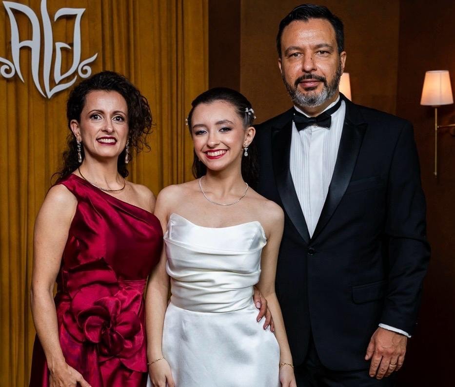 Luciana Franco Barbosa, com a filha e debutante Manuela Barbosa Pinheiro da Silva, e Hiratan Pinheiro da Silva, no baile de debutantes do Juvenil, no &uacute;ltimo s&aacute;bado