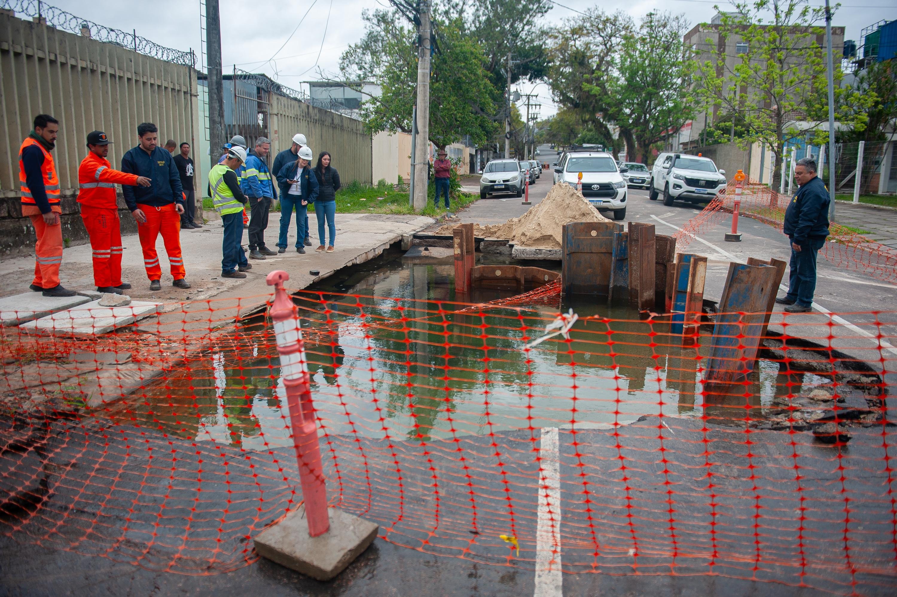 Dmae faz conserto emergencial de uma adutora na esquina da Avenida Sert&oacute;rio com a Rua Ouro Preto, no bairro Jardim Floresta