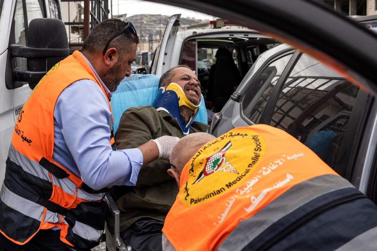 Jaafar Ashtiyeh, fot&oacute;grafo veterano no territ&oacute;rio palestino, foi hospitalizado com contus&otilde;es na cabe&ccedil;a e no tronco