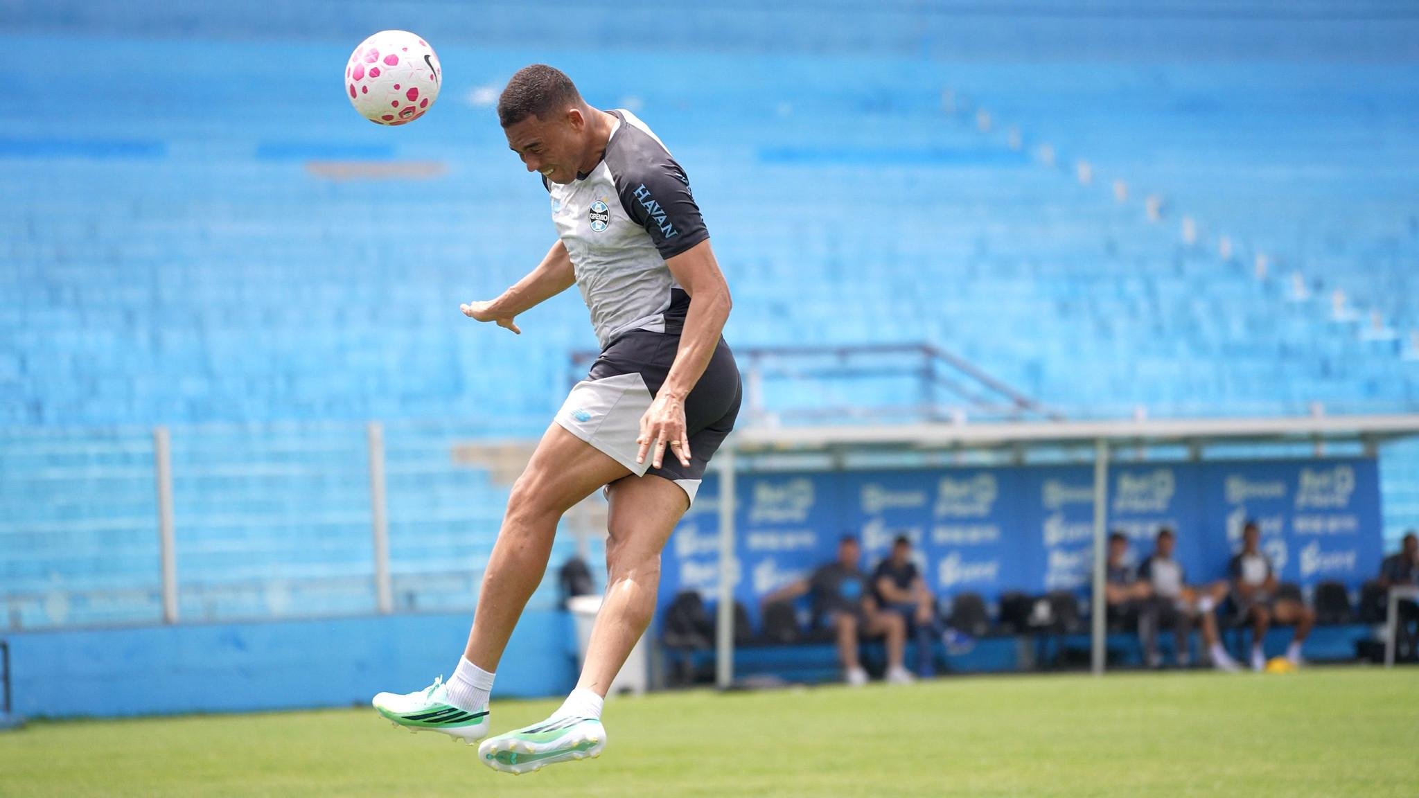 Carlos Vin&iacute;cius comanda o ataque do Gr&ecirc;mio