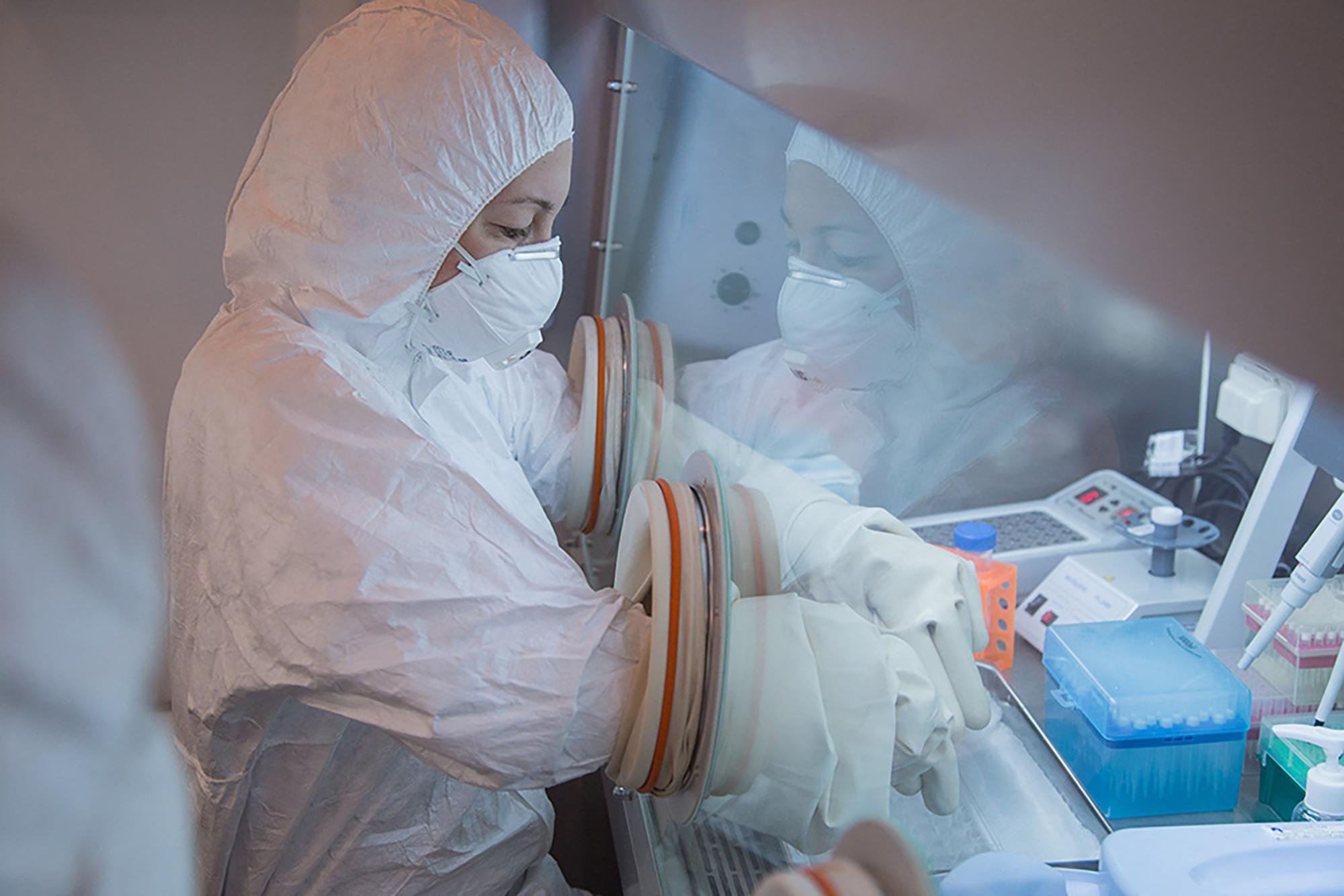 Especialista trabalha em um laborat&oacute;rio como parte das medidas anti-epid&ecirc;micas durante a Univers&iacute;ade de Inverno de 2019 em Krasnoyarsk