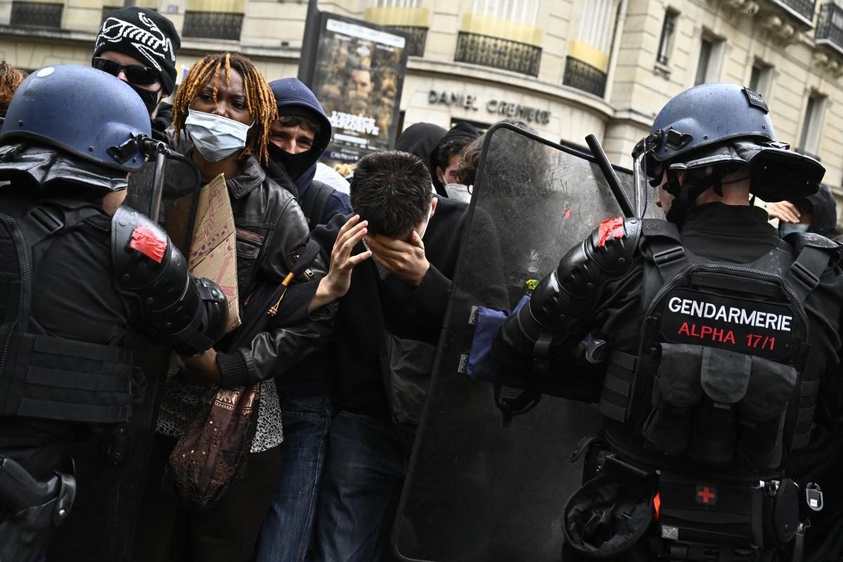 O governo relatou que 215 estudantes, 715 policiais e 85 membros do corpo docente ficaram feridos desde o in&iacute;cio dos protestos