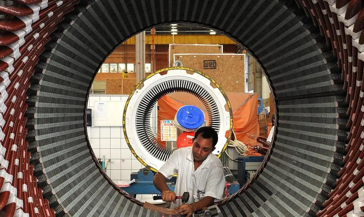 Emprego industrial permaneceu est&aacute;vel em agosto, mas no resultado acumulado, sofreu recuo de 0,5%