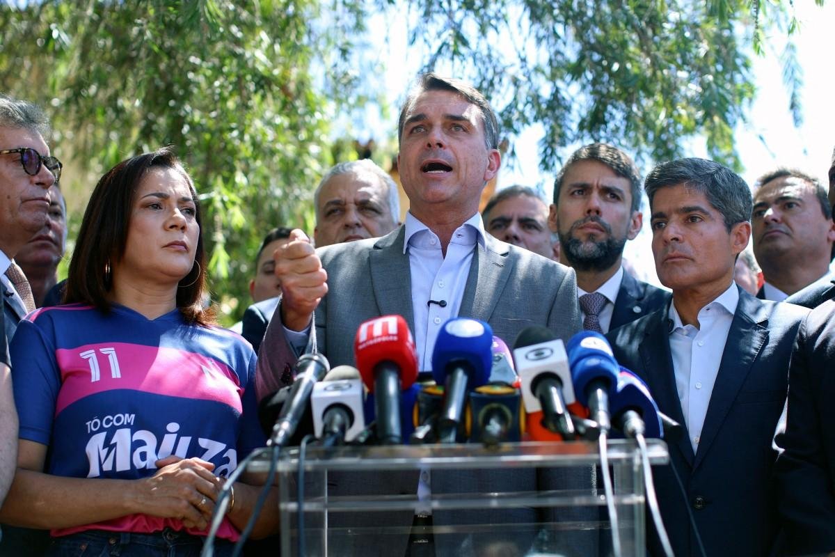Fl&aacute;vio Bolsonaro afirmou que respeitar&aacute; a Constitui&ccedil;&atilde;o, mas defendeu altera&ccedil;&otilde;es no texto constitucional