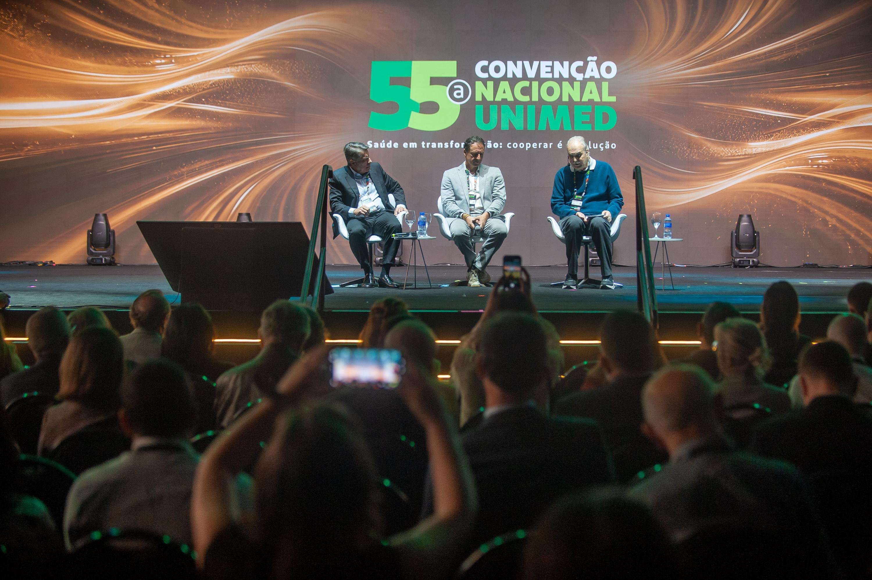 Climatologista Carlos Nobre tratou dos impactos da emerg&ecirc;ncia clim&aacute;tica na sa&uacute;de, e o neurocientista Alysson Muotri discutiu a evolu&ccedil;&atilde;o da intelig&ecirc;ncia humana e artificial