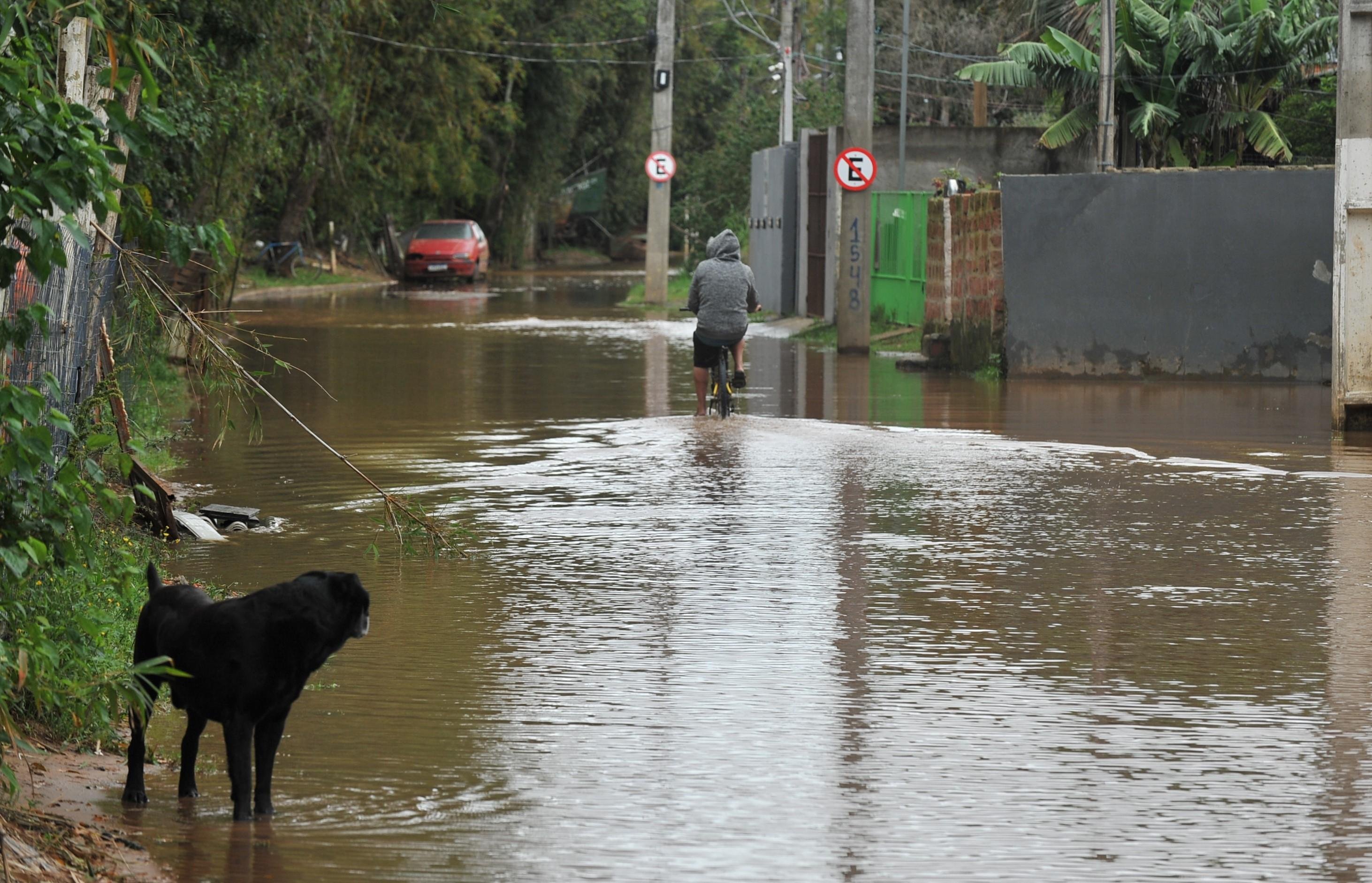 Moradores das ilhas do bairro Arquip&eacute;lago voltam a sofrer com as inunda&ccedil;&otilde;es