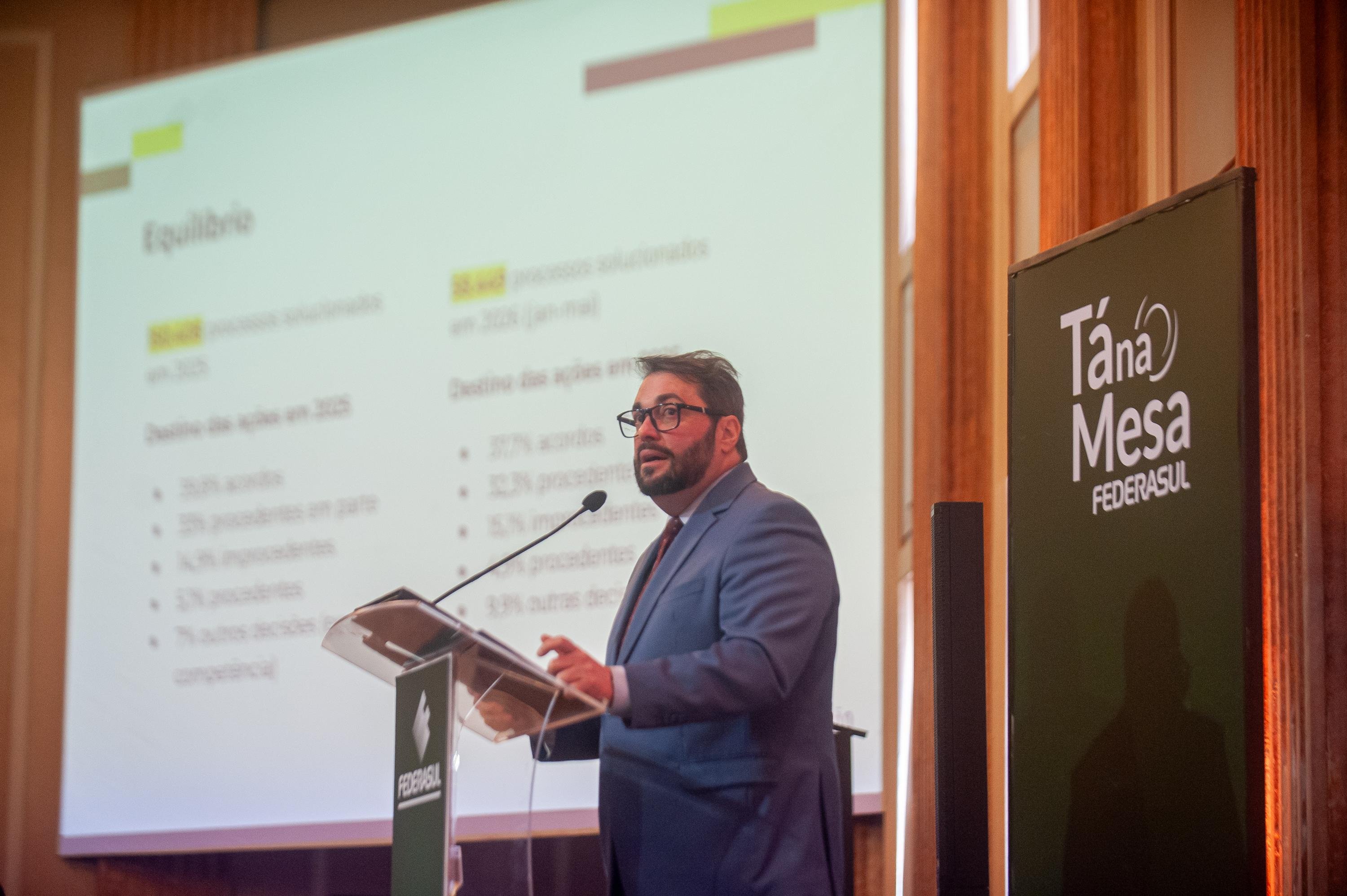 O palestrante Alexandre Corr&ecirc;a da Cruz, presidente do TRT da 4&ordf; Regi&atilde;o, fala sobre Litig&acirc;ncia Trabalhista no T&aacute; na Mesa da Federasul desta quarta-feira, 07/10