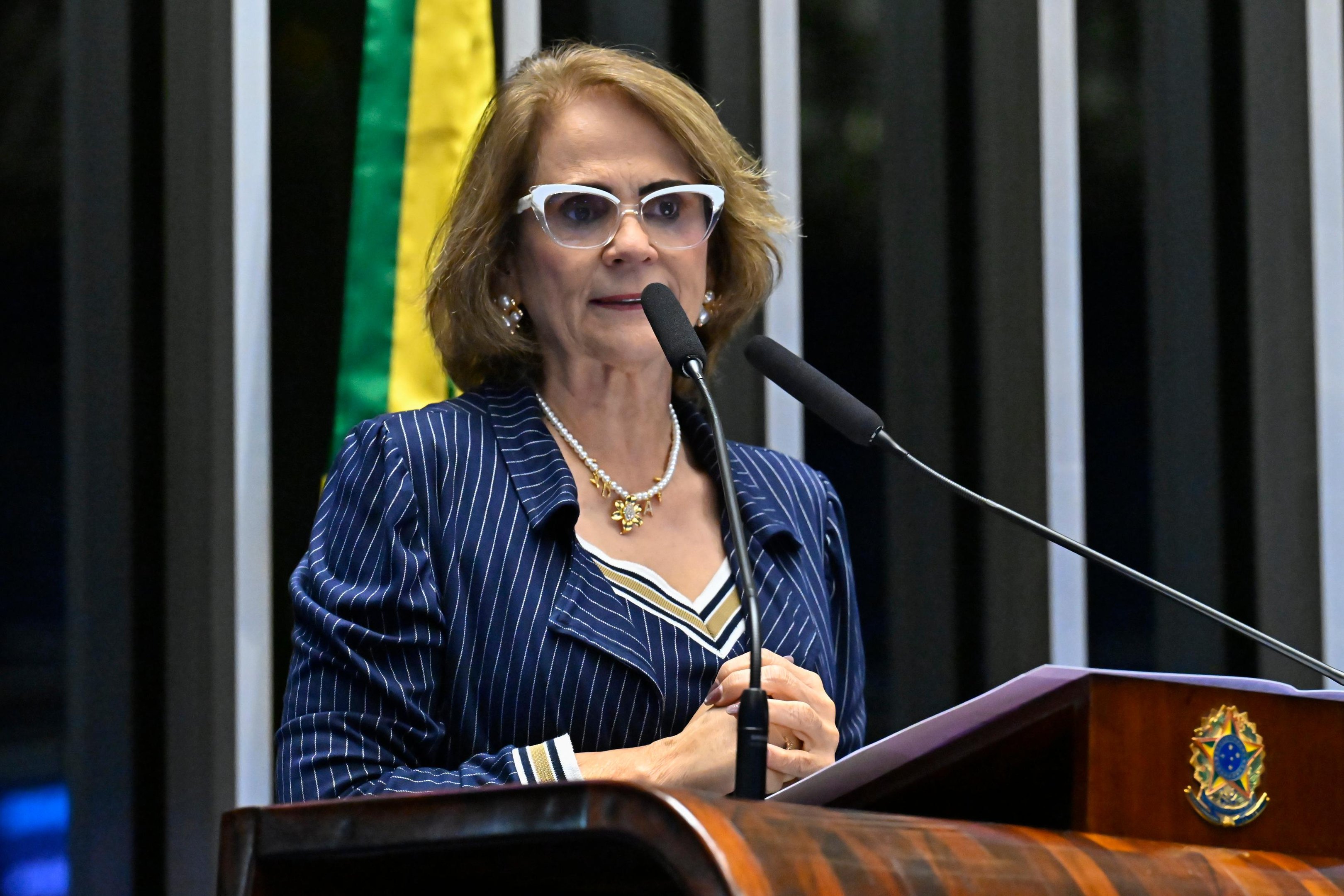 "N&atilde;o afeta o Fl&aacute;vio, mas ajuda o Lula&rdquo;, afirma Damares
