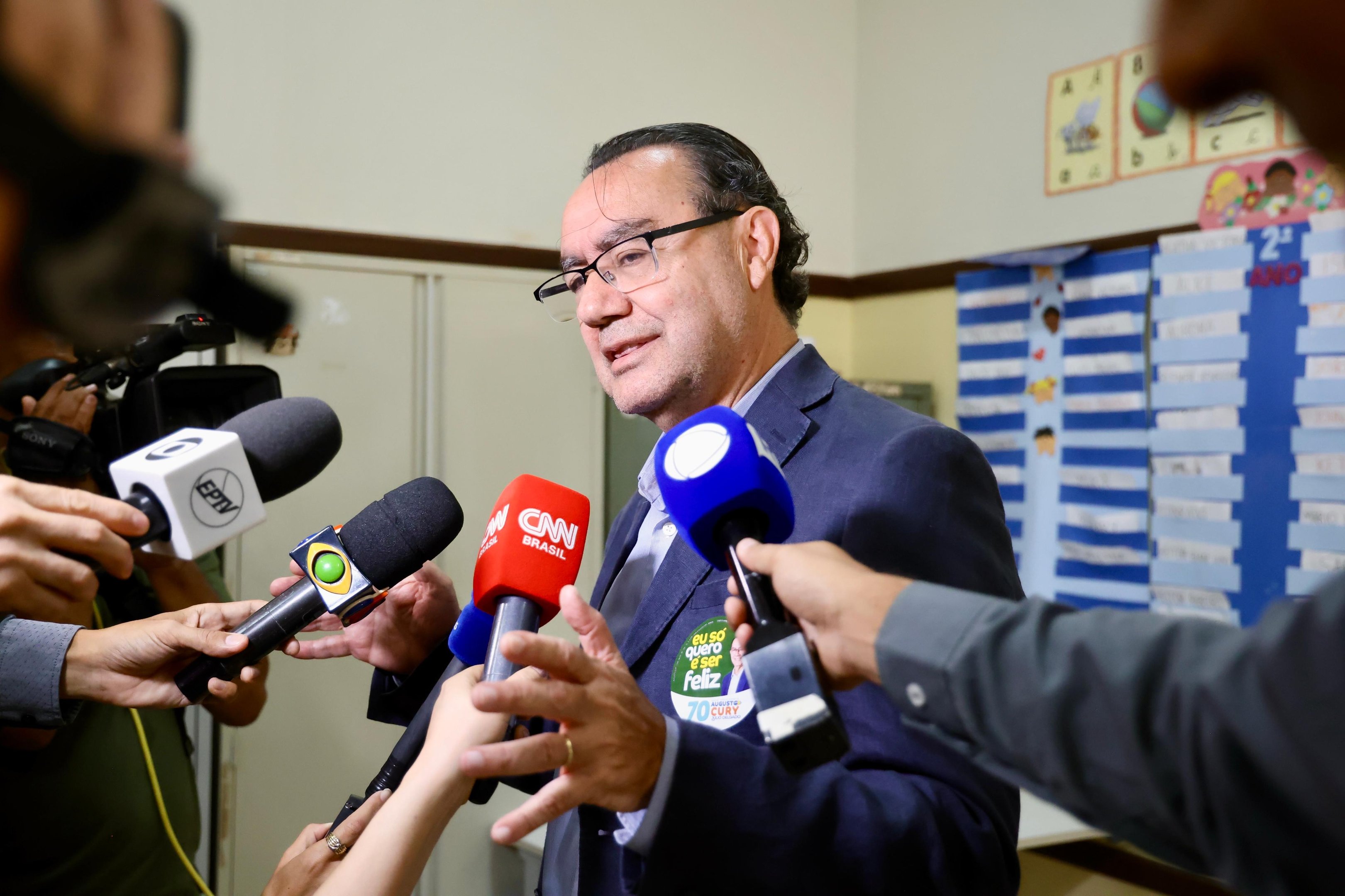 Escritor pede paci&ecirc;ncia aos eleitores e anuncia que se pronunciar&aacute; em breve