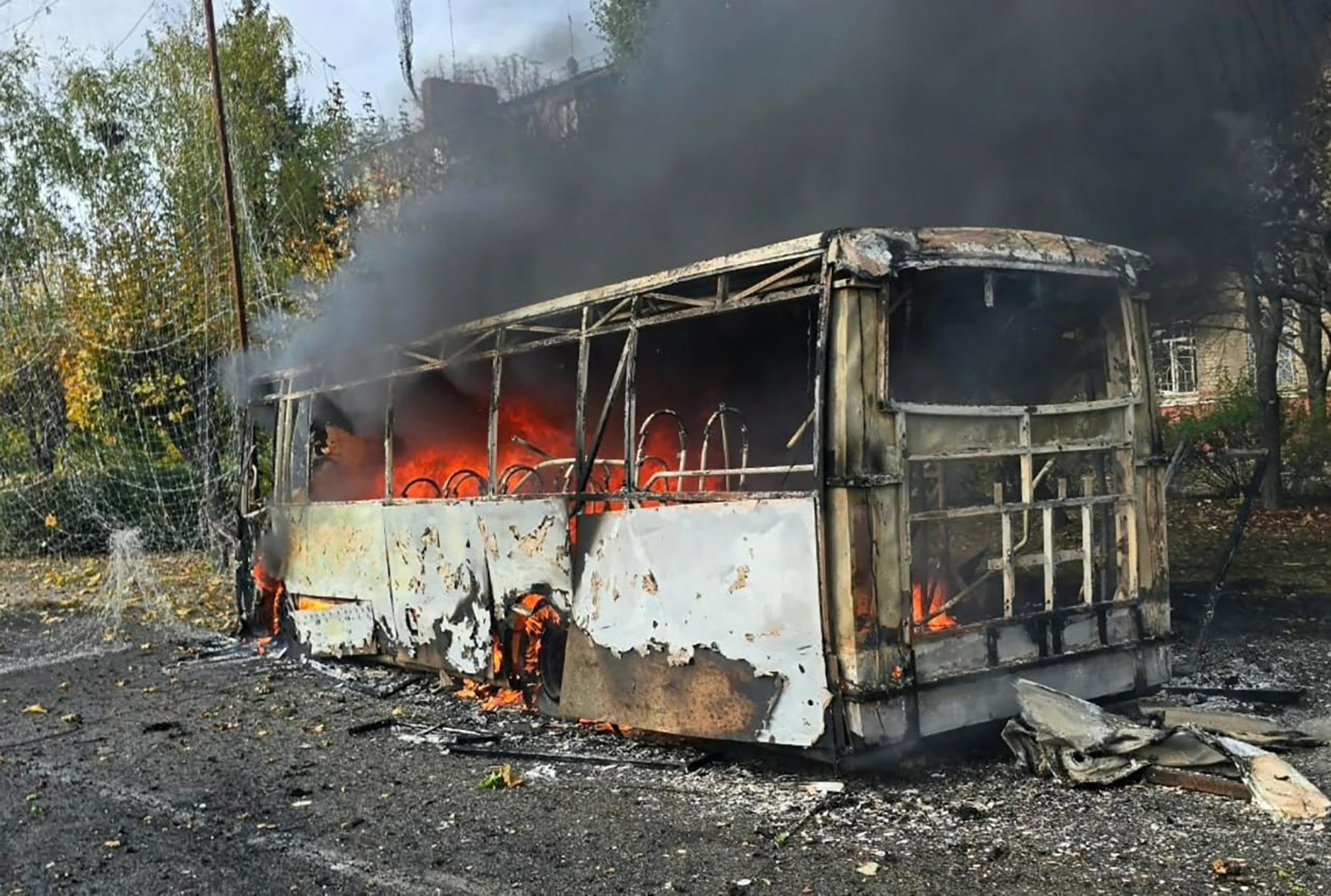 Bombardeio russo contra &ocirc;nibus mata pelo menos 30 pessoas na Ucr&acirc;nia