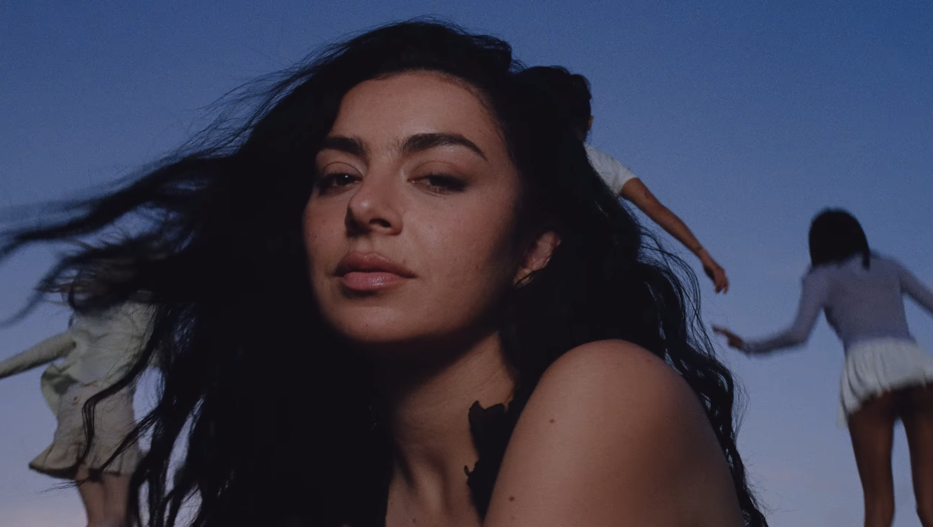 O papel de Charli XCX est&aacute; sendo mantido em segredo