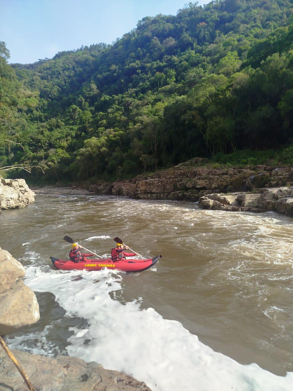 Diversas equipes atuam nas buscas no Rio Ca&iacute;