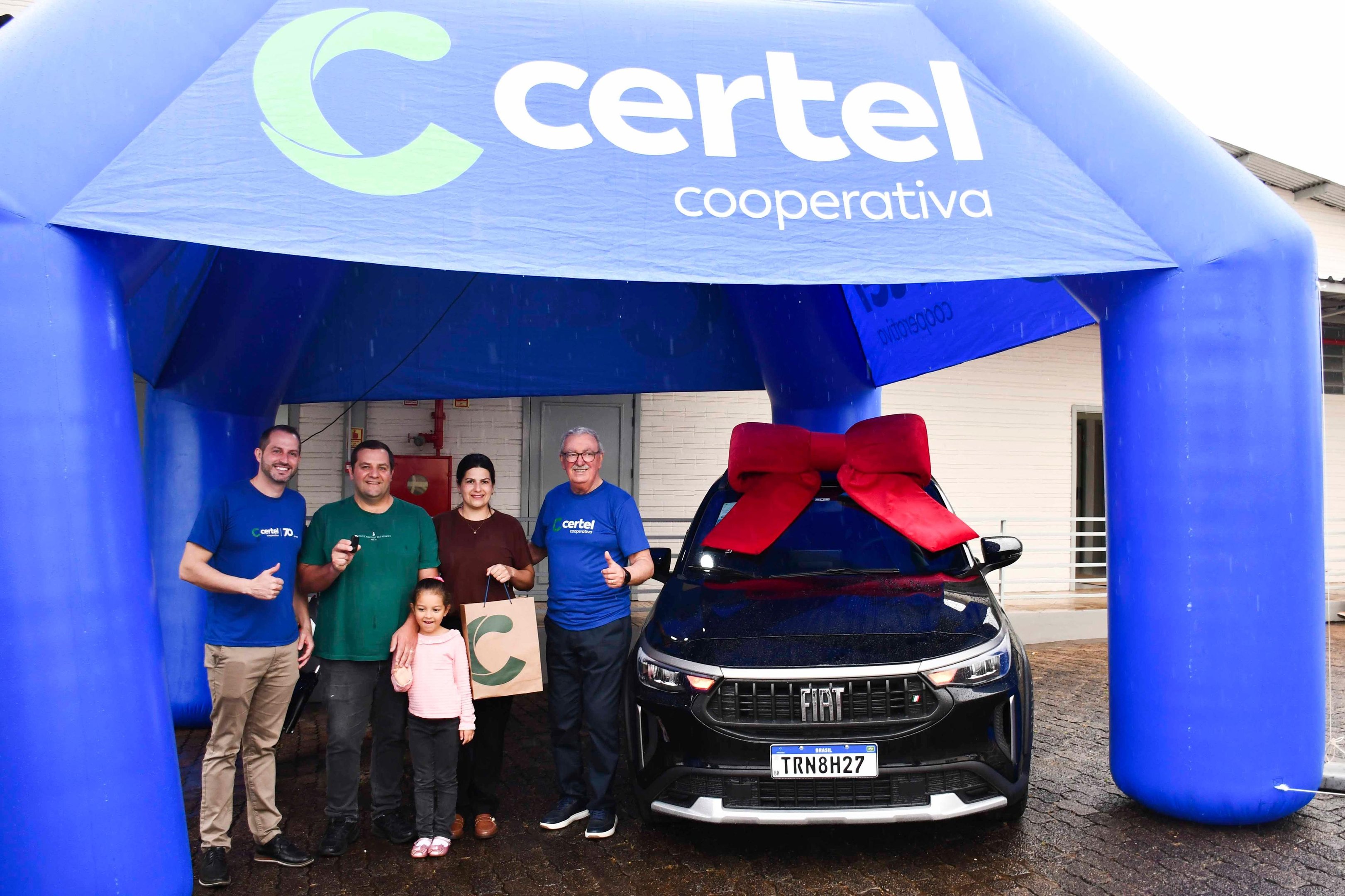 Cristiano Welzel, morador do bairro Alesgut, em Teut&ocirc;nia, ganhou o carro
