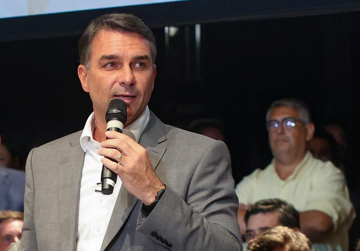 Fl&aacute;vio critica Moraes por decis&atilde;o contra Eduardo Bolsonaro