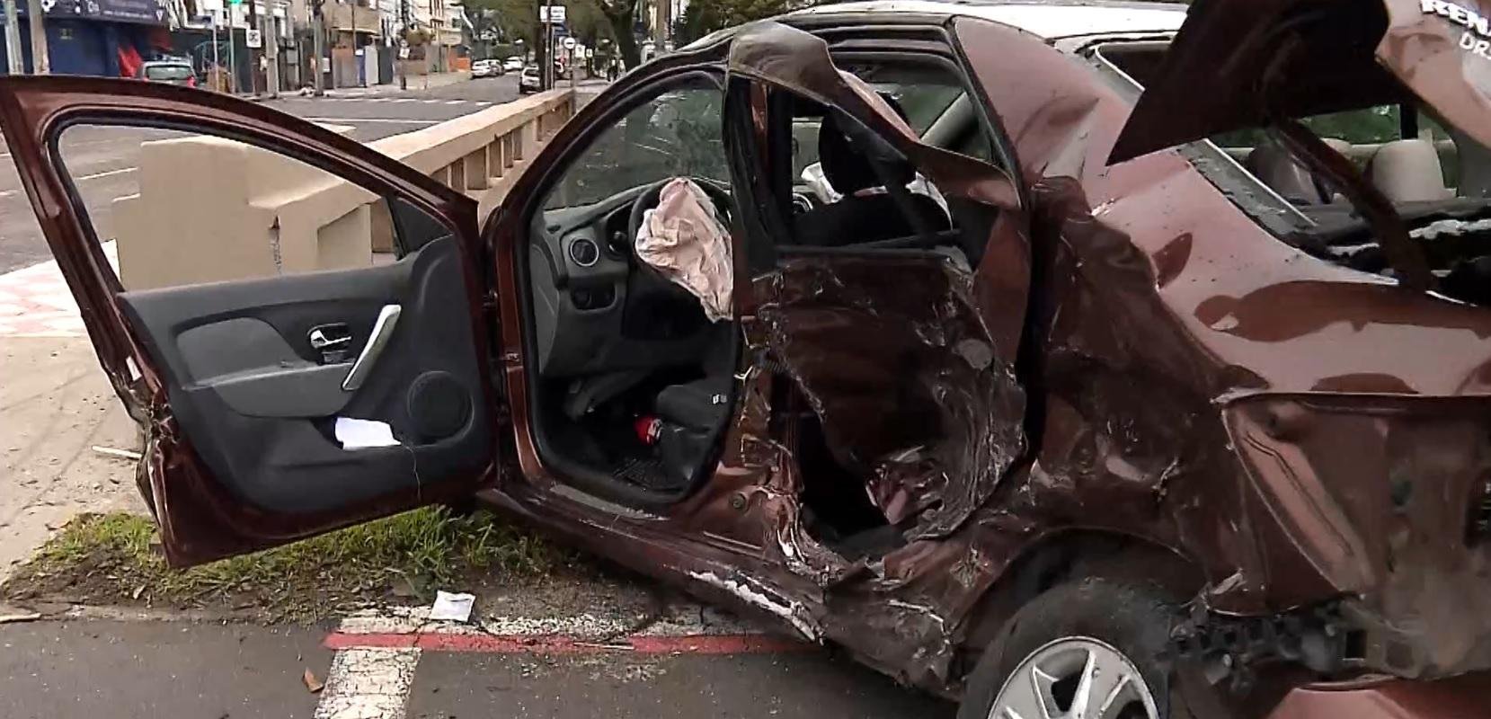 Colis&atilde;o entre dois carros em Porto Alegre deixa duas pessoas feridas