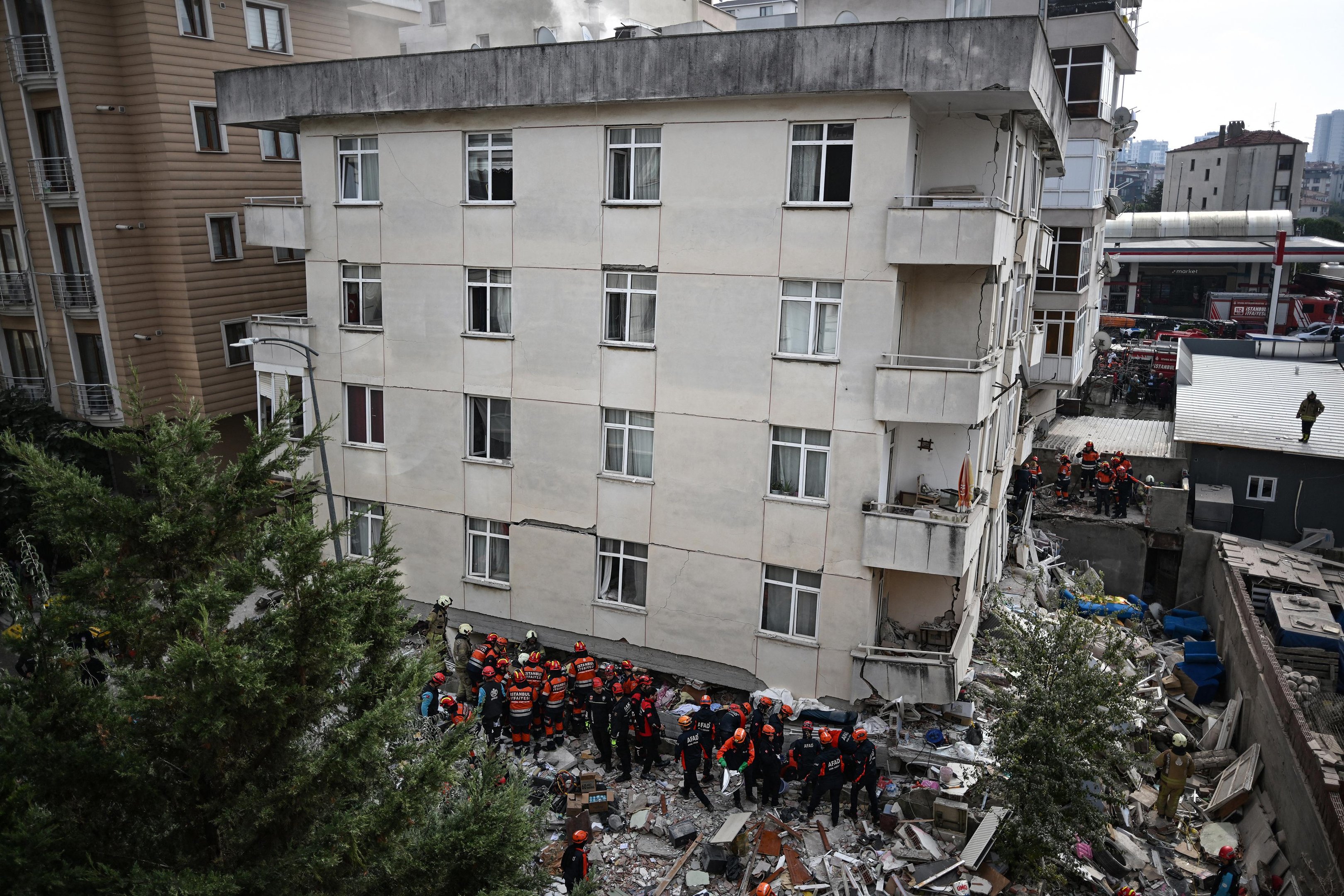 Os quatro andares superiores do pr&eacute;dio, situado na margem asi&aacute;tica de Istambul, ficaram apoiados sobre os escombros dos tr&ecirc;s primeiros