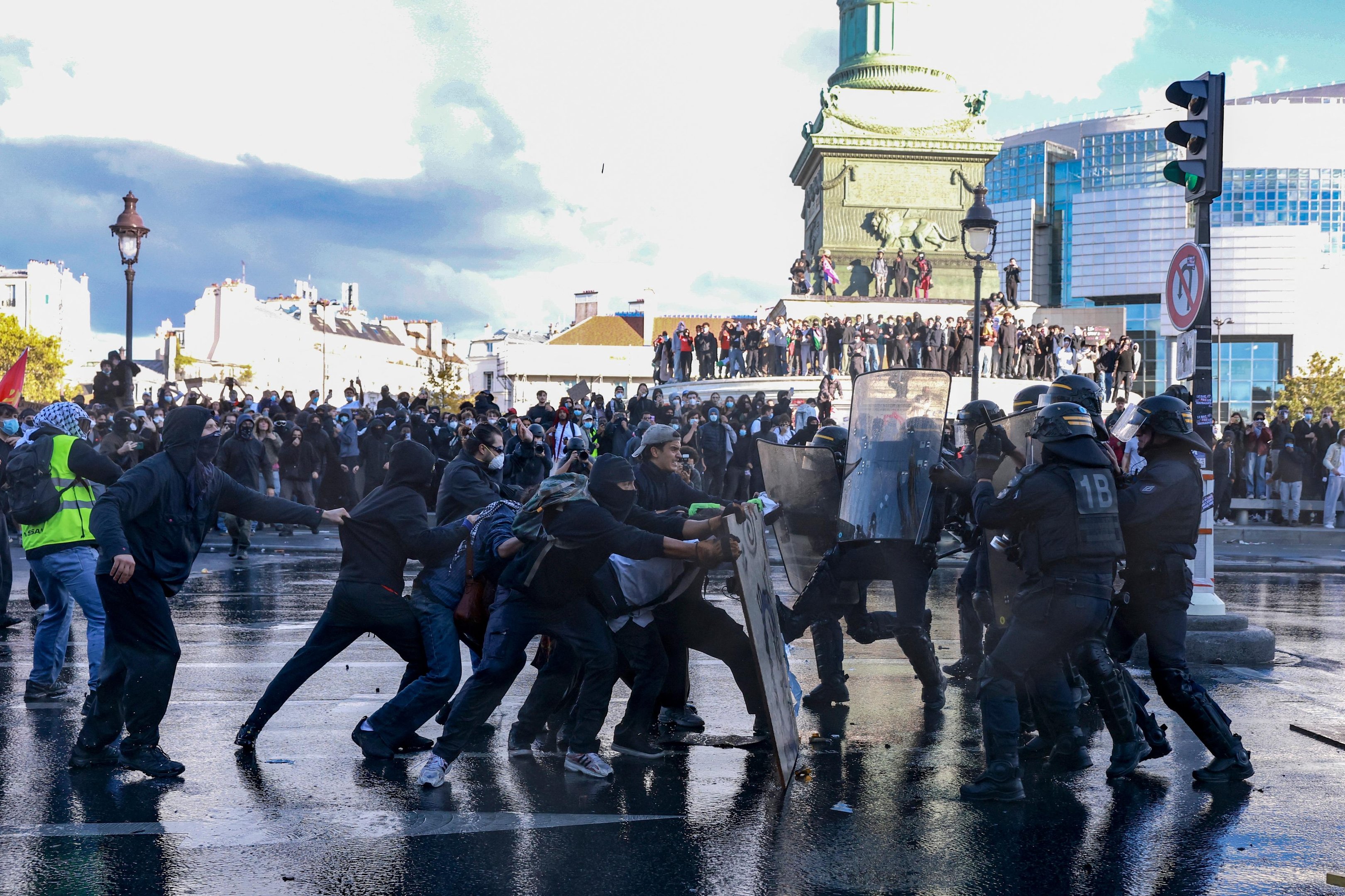Estudantes do ensino m&eacute;dio, a maioria entre 15 e 18 anos, protestam h&aacute; semanas contra a precariedade do ensino e a repress&atilde;o policial na Fran&ccedil;a