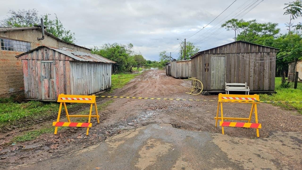 Pessoas ficaram desalojadas e casas volantes precisaram ser tracionadas em Itaqui