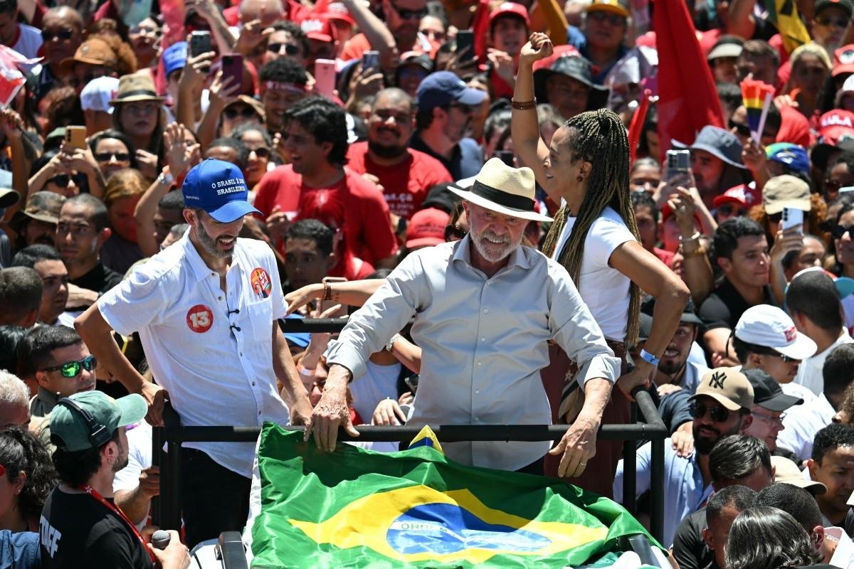 Lula fez no DF sua primeira agenda na campanha de rua do segundo turno
