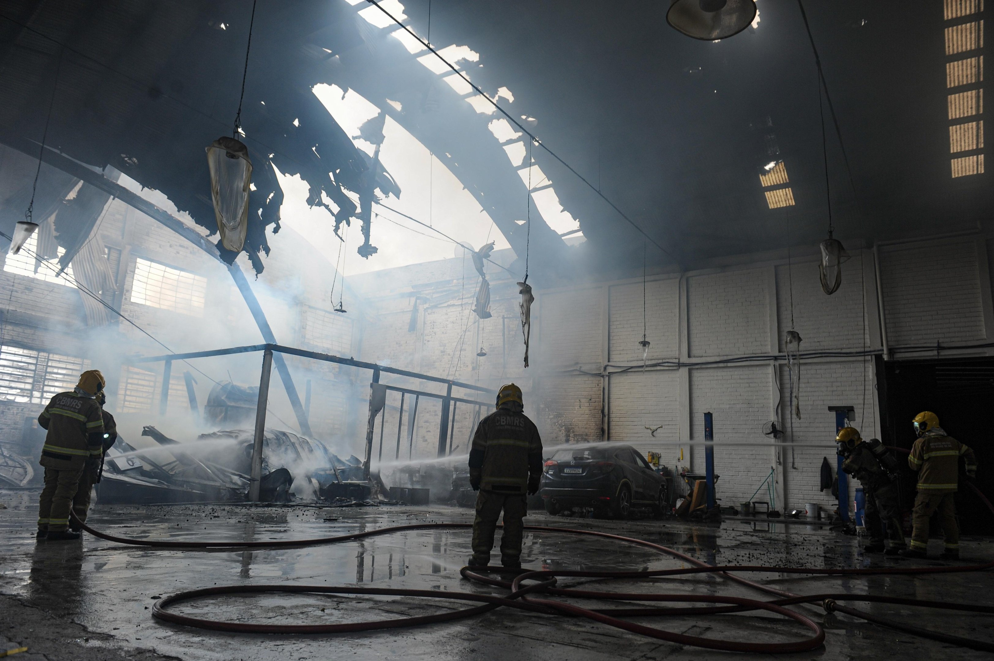 Fogo destruiu carros e grande parte da estrutura da empresa