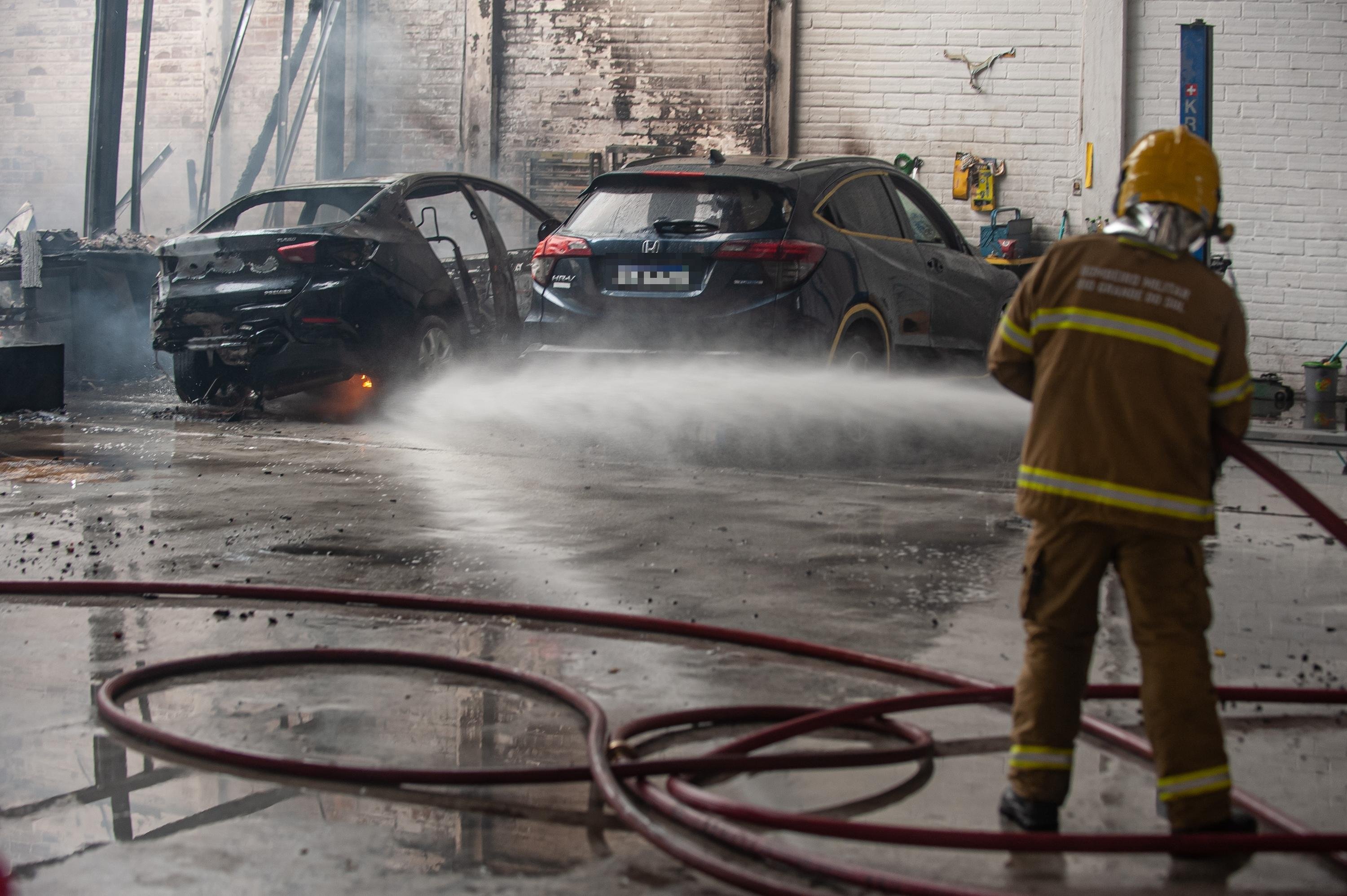 Fogo destruiu empresa e tr&ecirc;s carros na zona Norte de Porto Alegre