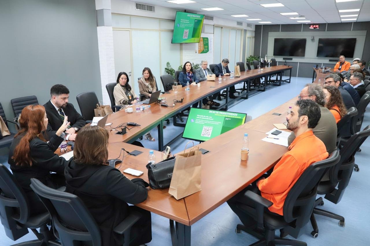 Antes da audi&ecirc;ncia, representantes do TST e do TRT4 realizaram uma visita t&eacute;cnica &agrave; Refap