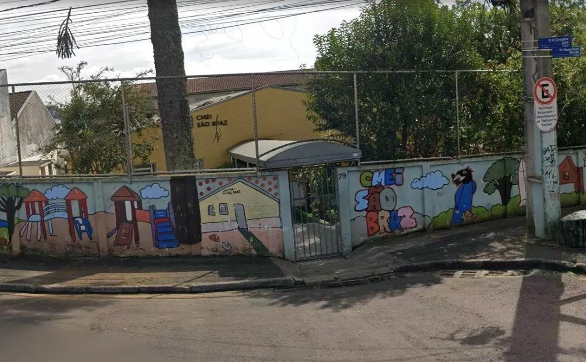 Homem faz crian&ccedil;as ref&eacute;ns em escola no bairro S&atilde;o Braz, em Curitiba