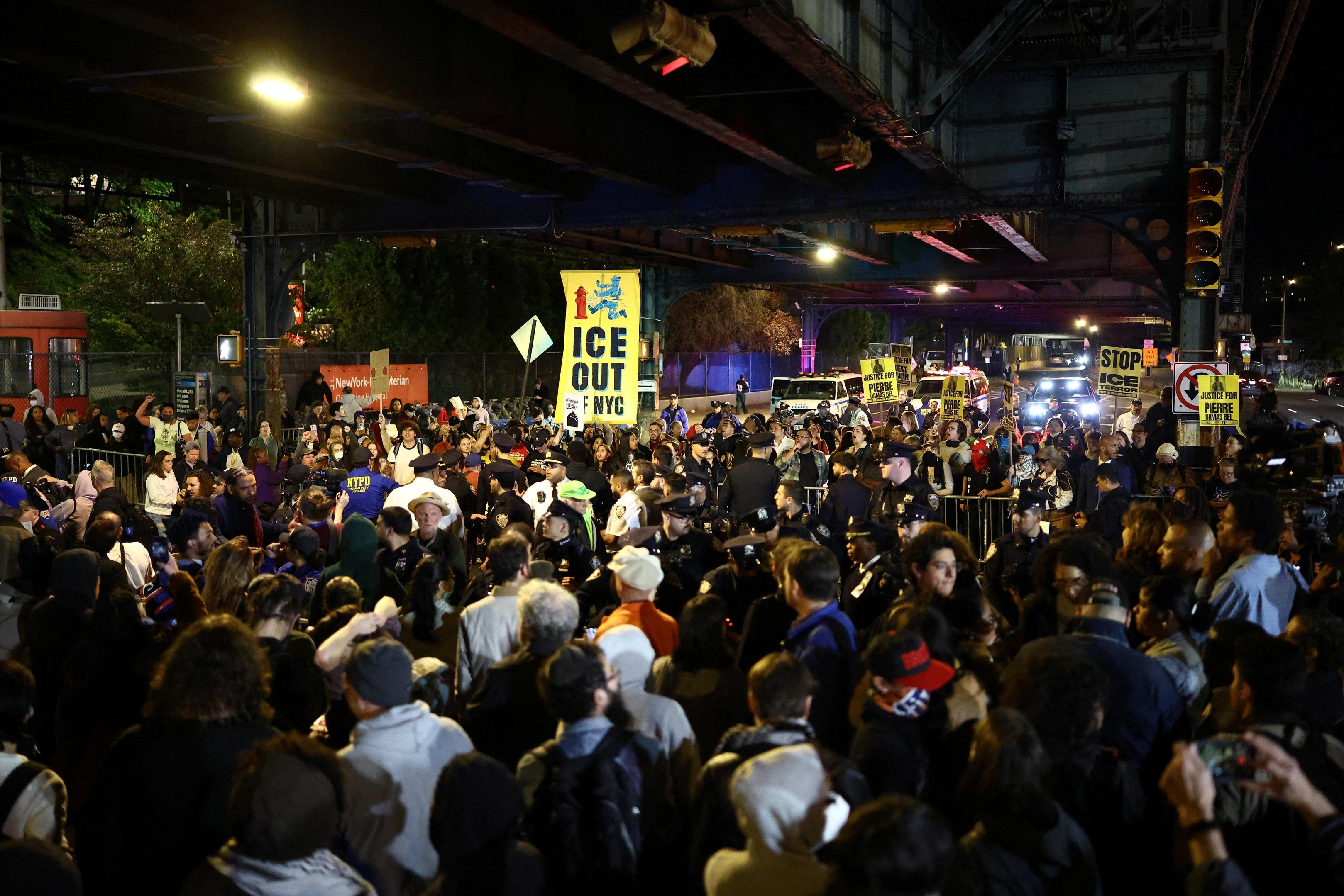 Multid&atilde;o se manifestou contra repress&atilde;o do ICE