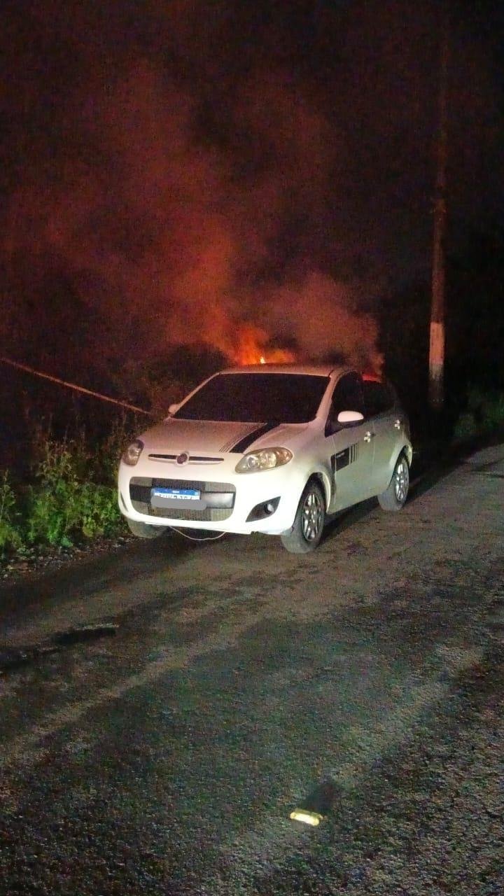 Carro do mesmo modelo que teria sido usado no transporte das v&iacute;timas, foi encontrado em chamas ap&oacute;s o crime