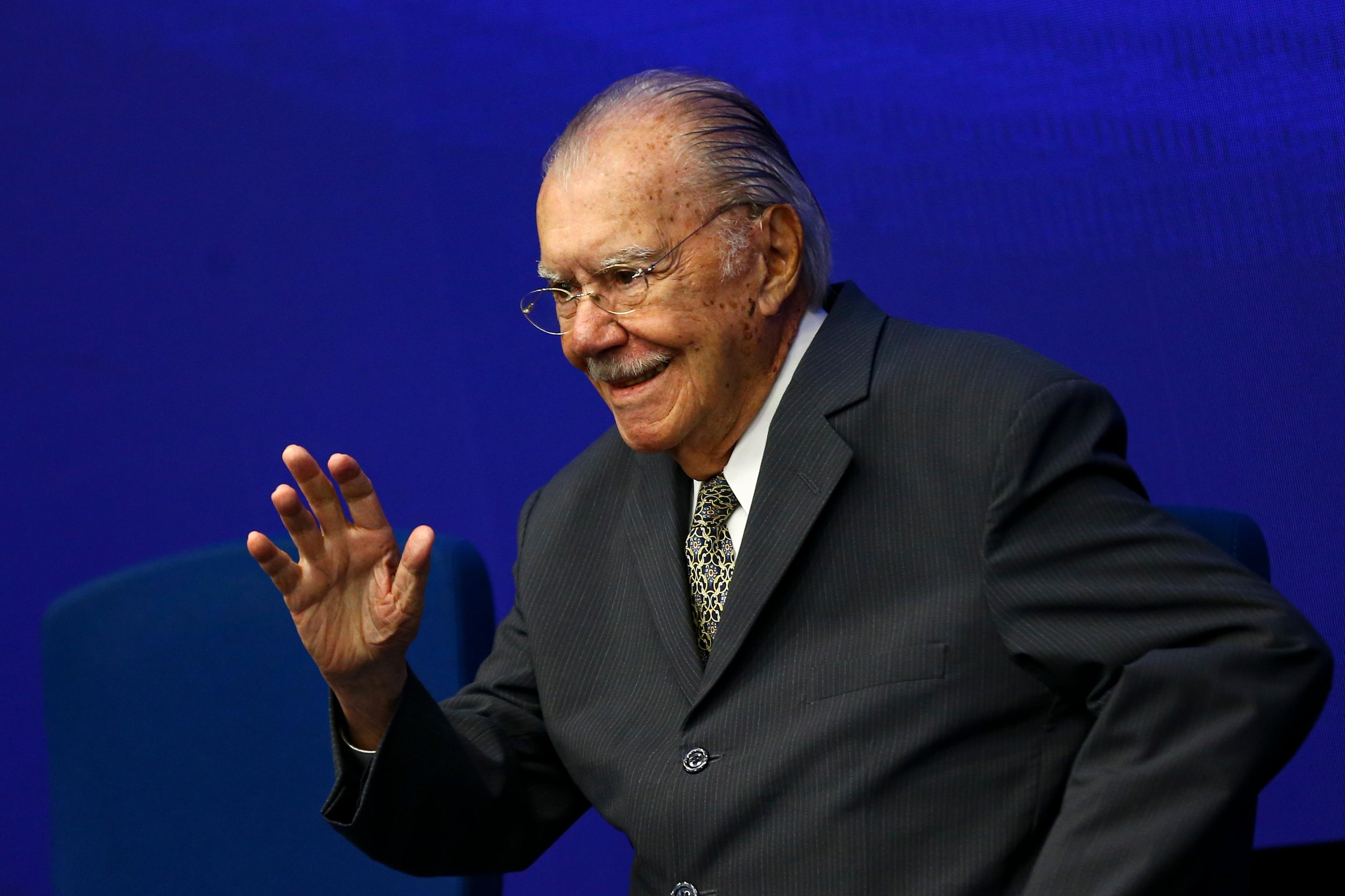 Sarney segue internado