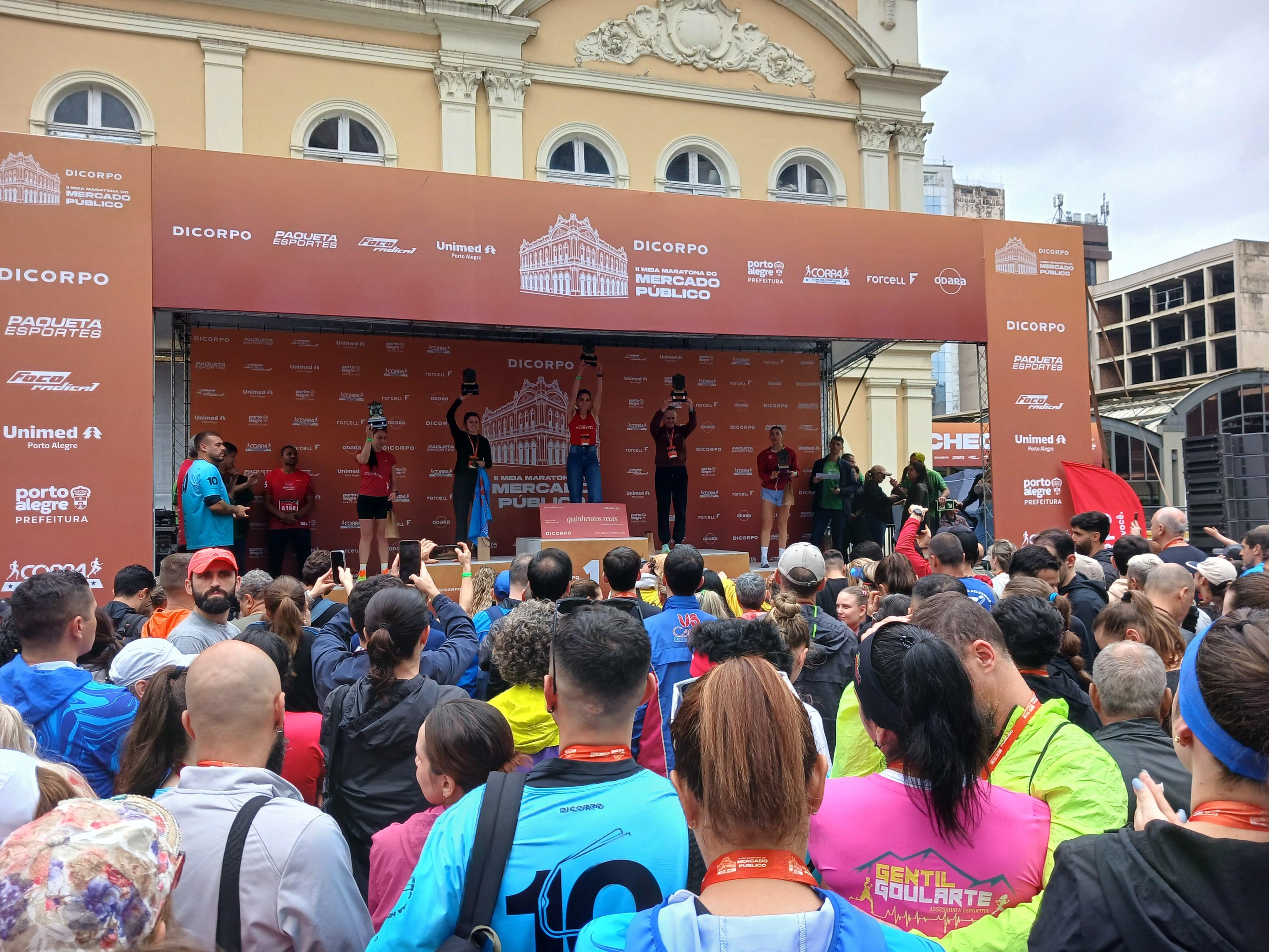P&uacute;blico assiste a premia&ccedil;&atilde;o das cinco primeiras colocadas na 2&ordf; Meia Maratona do Mercado P&uacute;blico de Porto Alegre.