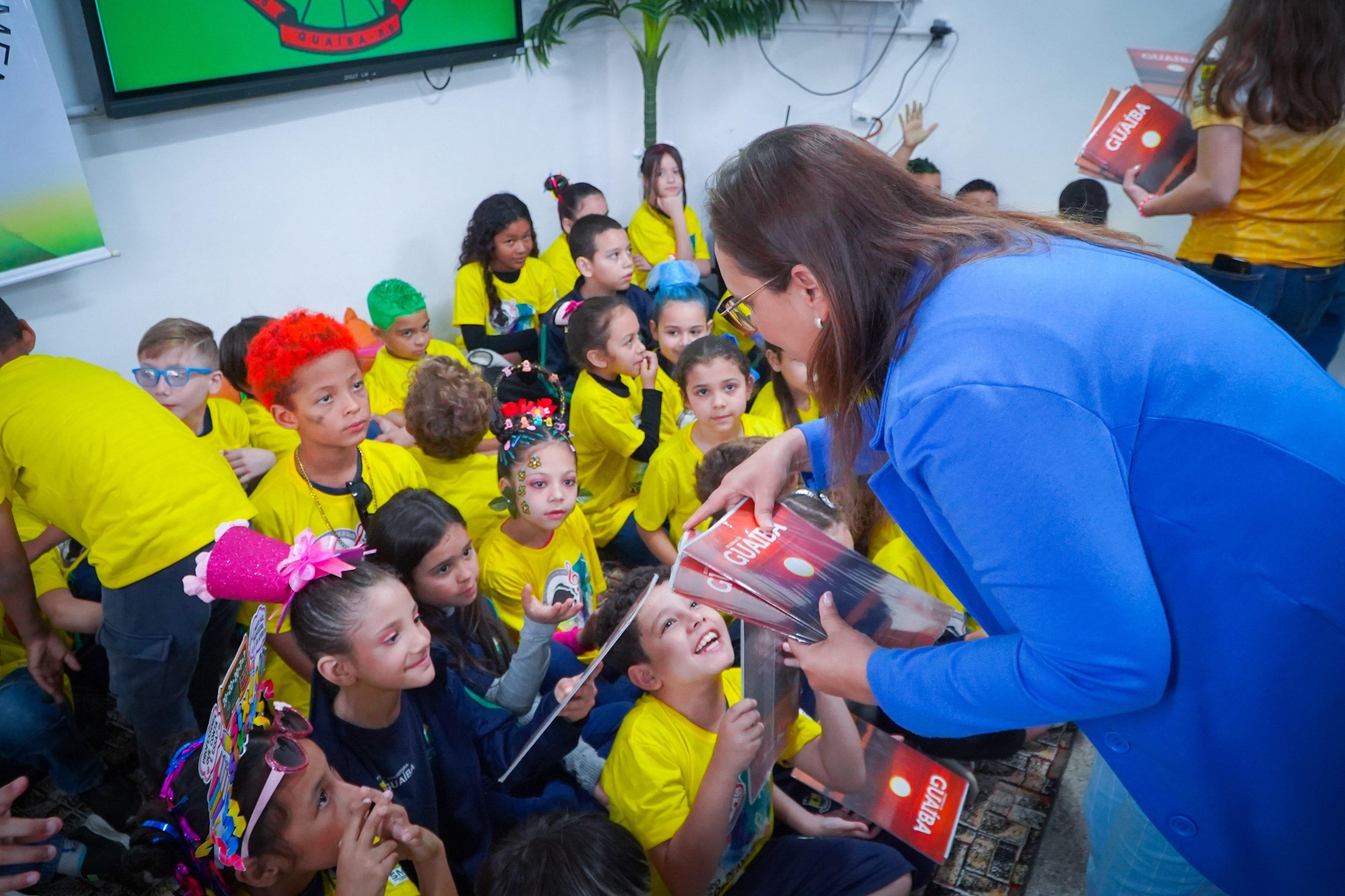 Primeiros &aacute;lbuns foram entregues na Escola Municipal de Ensino Fundamental Nossa Senhora do Livramento